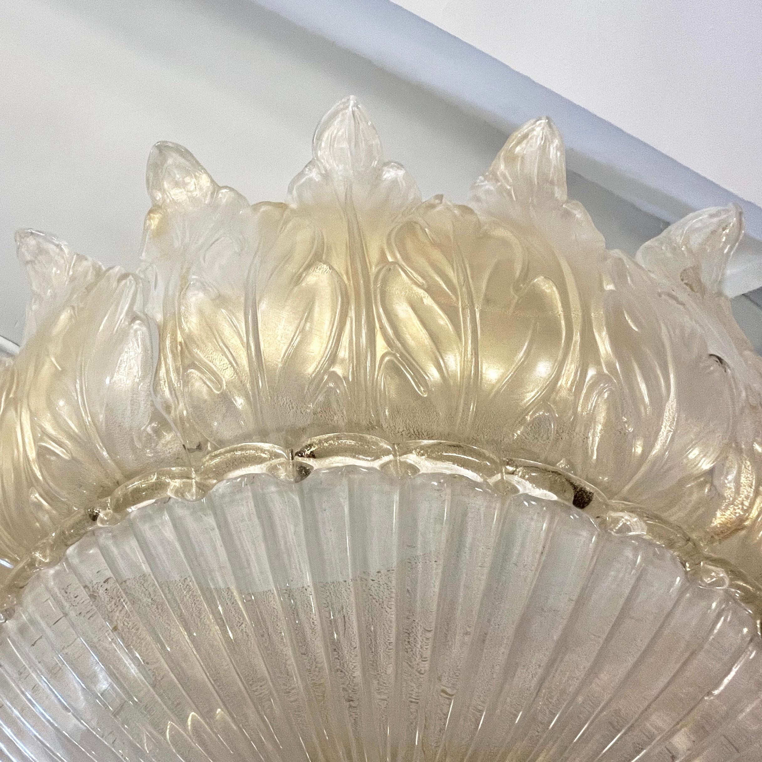 Lampadario ad incasso in vetro di Murano bianco perla e oro di Italian Leaf Decor 1980 In condizioni ottime in vendita a New York, NY