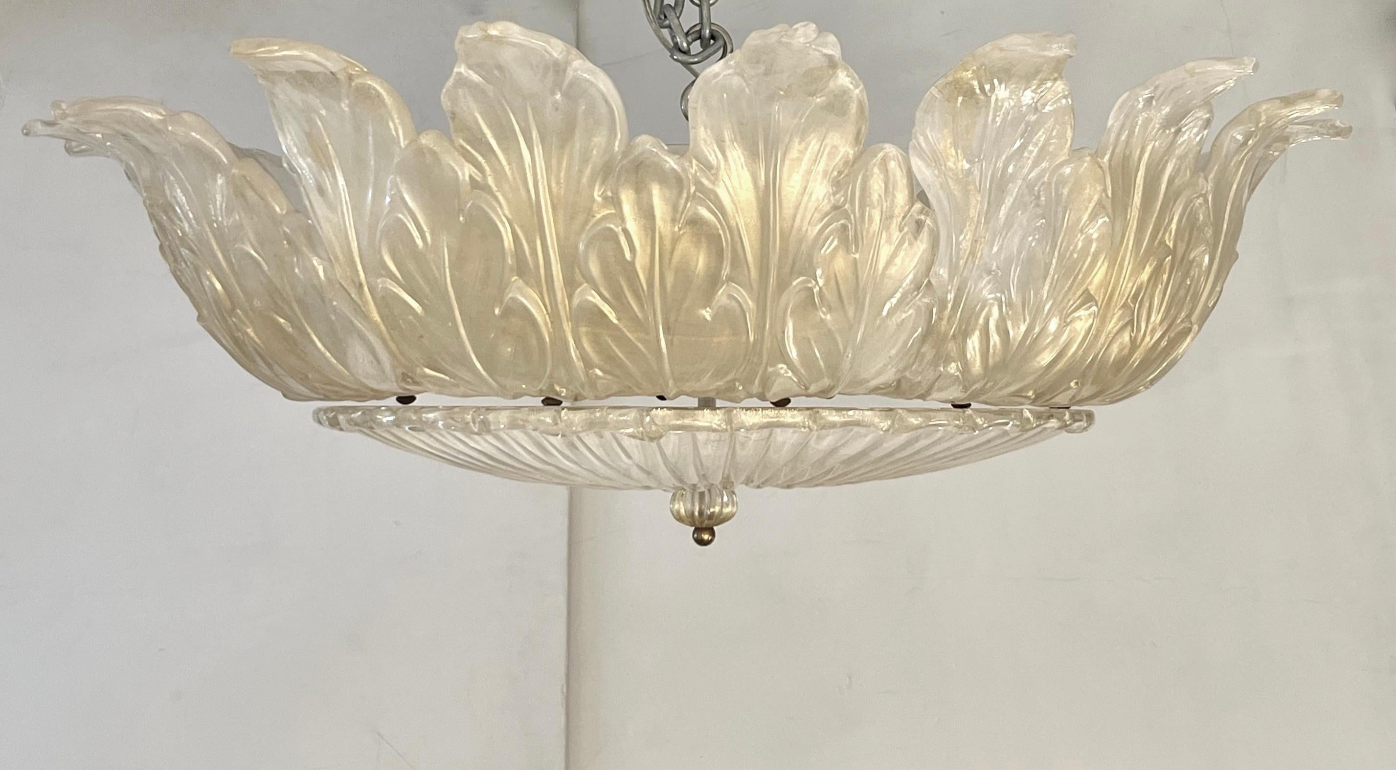 Vetro di Murano Lampadario ad incasso in vetro di Murano bianco perla e oro di Italian Leaf Decor 1980 in vendita