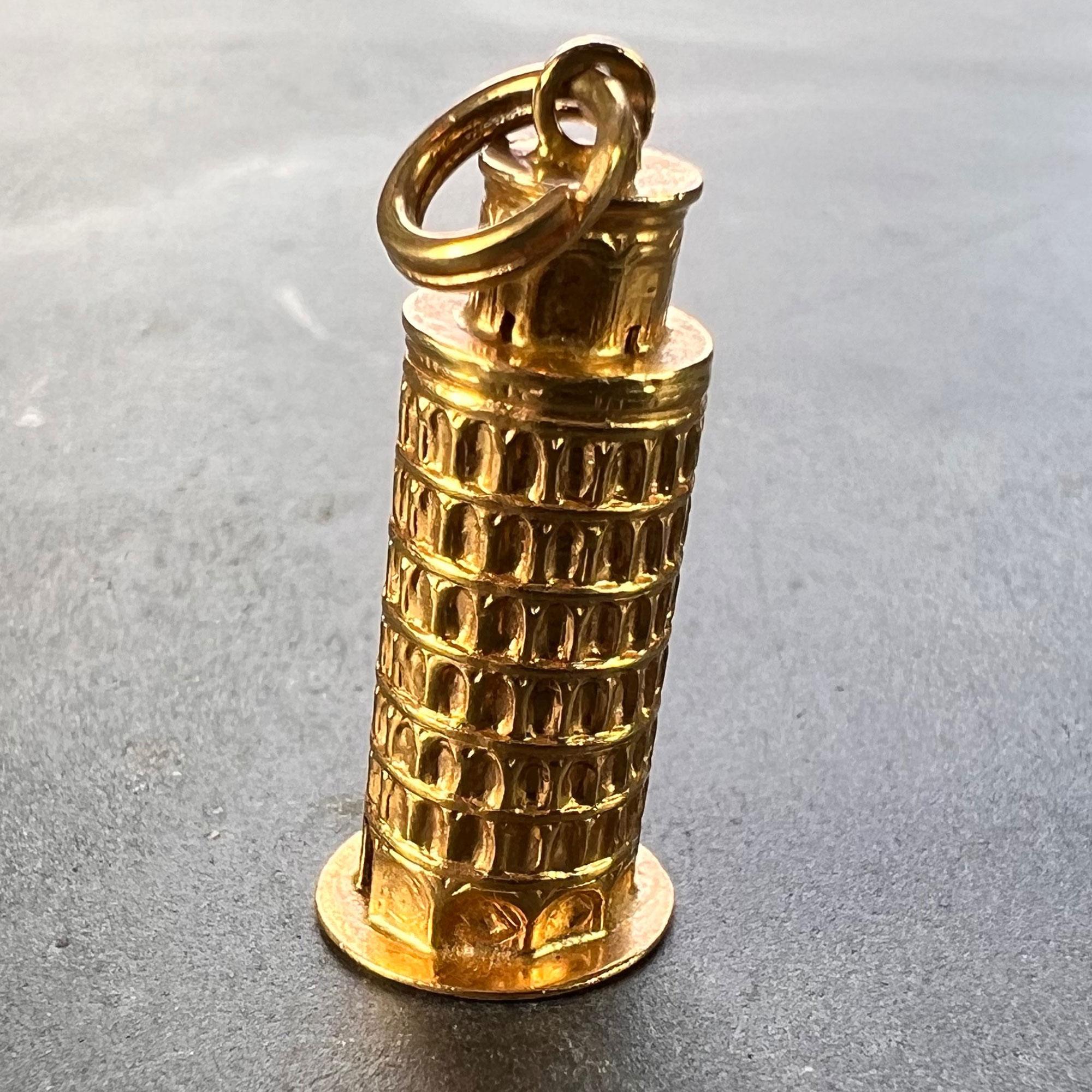 Italian Leaning Tower of Pisa 18K Yellow Gold Charm Pendant In Good Condition For Sale In London, GB