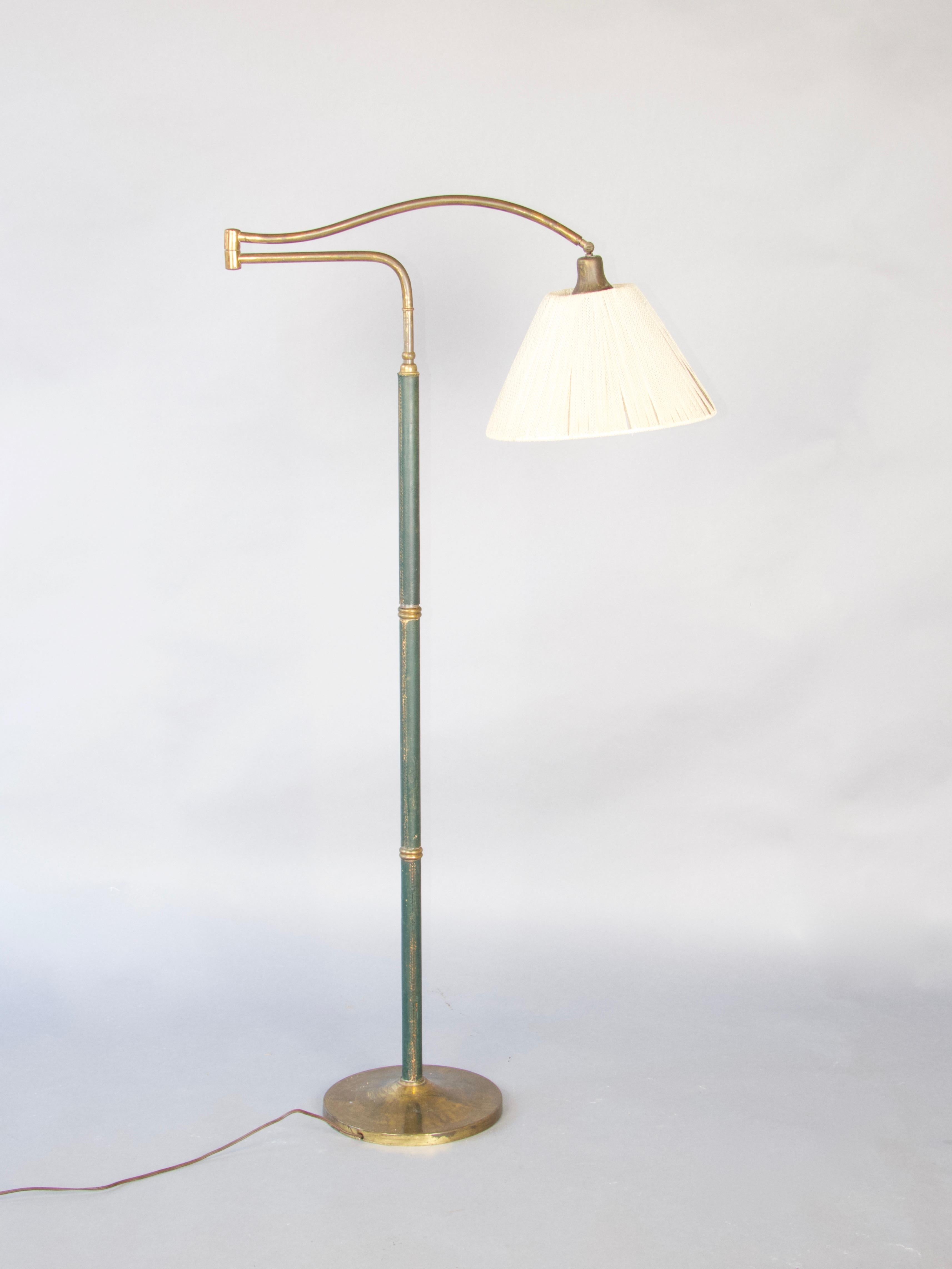 Lampadaire télescopique italien en cuir vert et laiton dans le style de Guglielmo Ulrich ou Angelo Lelli la hauteur peut varier de 150 cm à 190 haut il s'ouvre et se déplie de 55 cm à 105 cm
