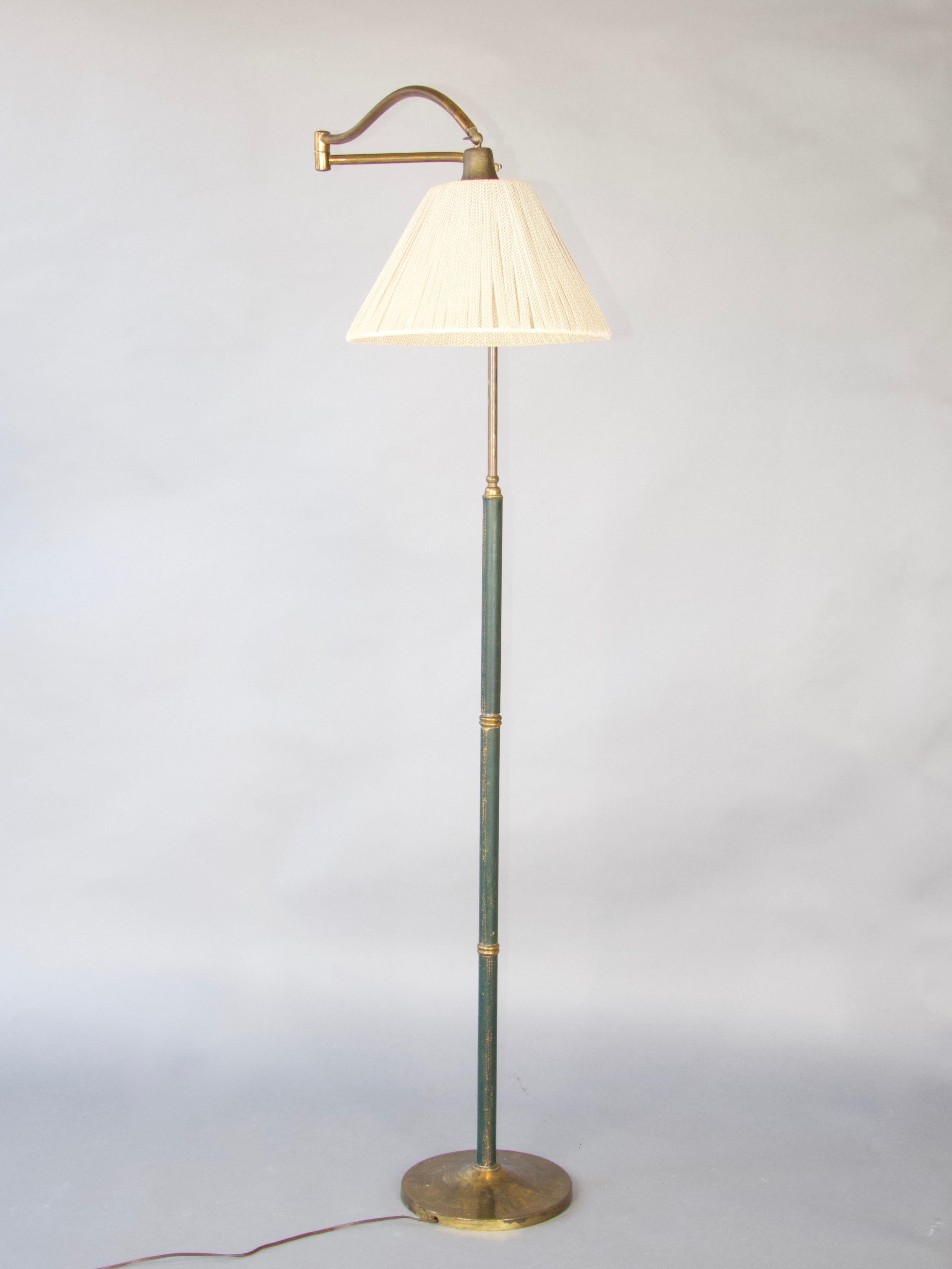 Laiton Lampadaire italien en cuir et laiton en vente