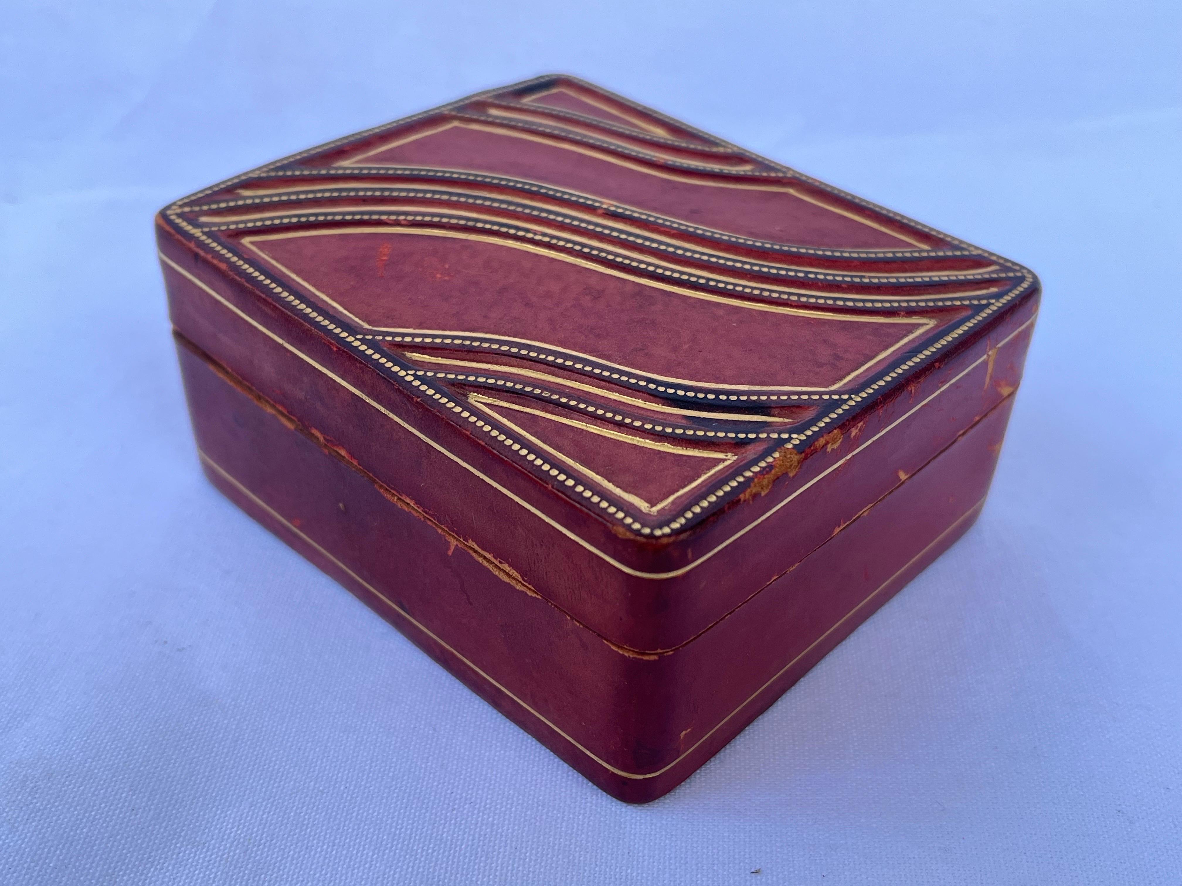 A vintage, mid century modern Italian leather and gold leaf gilt embossed box from Firenze (Florence). The embossed and gold gilt wave design on the lidded top create drama and a beautiful optical illusion. The box is marked on the underside. As