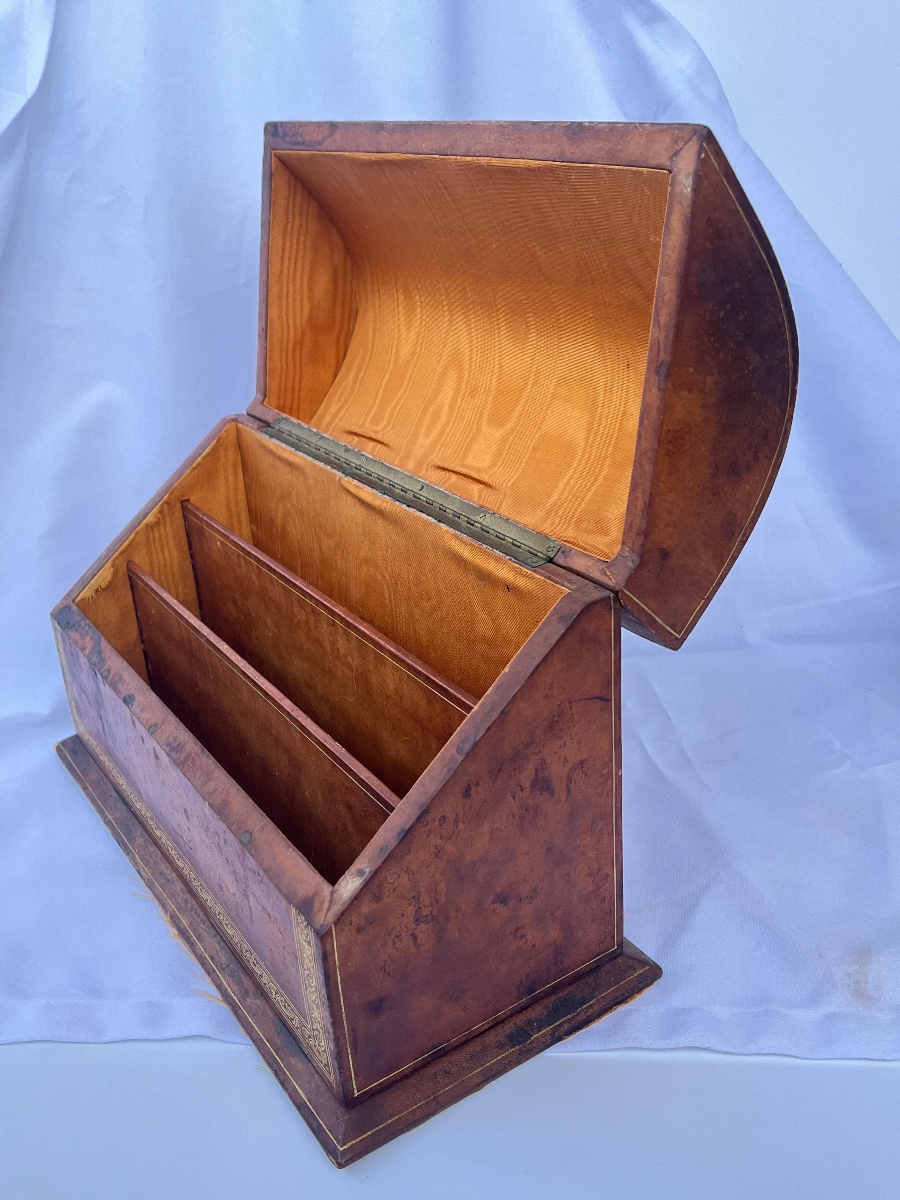 20ième siècle Boîte à lettres d'amour à couvercle demi-dôme en cuir italien et or doré Accessoire de bureau en vente