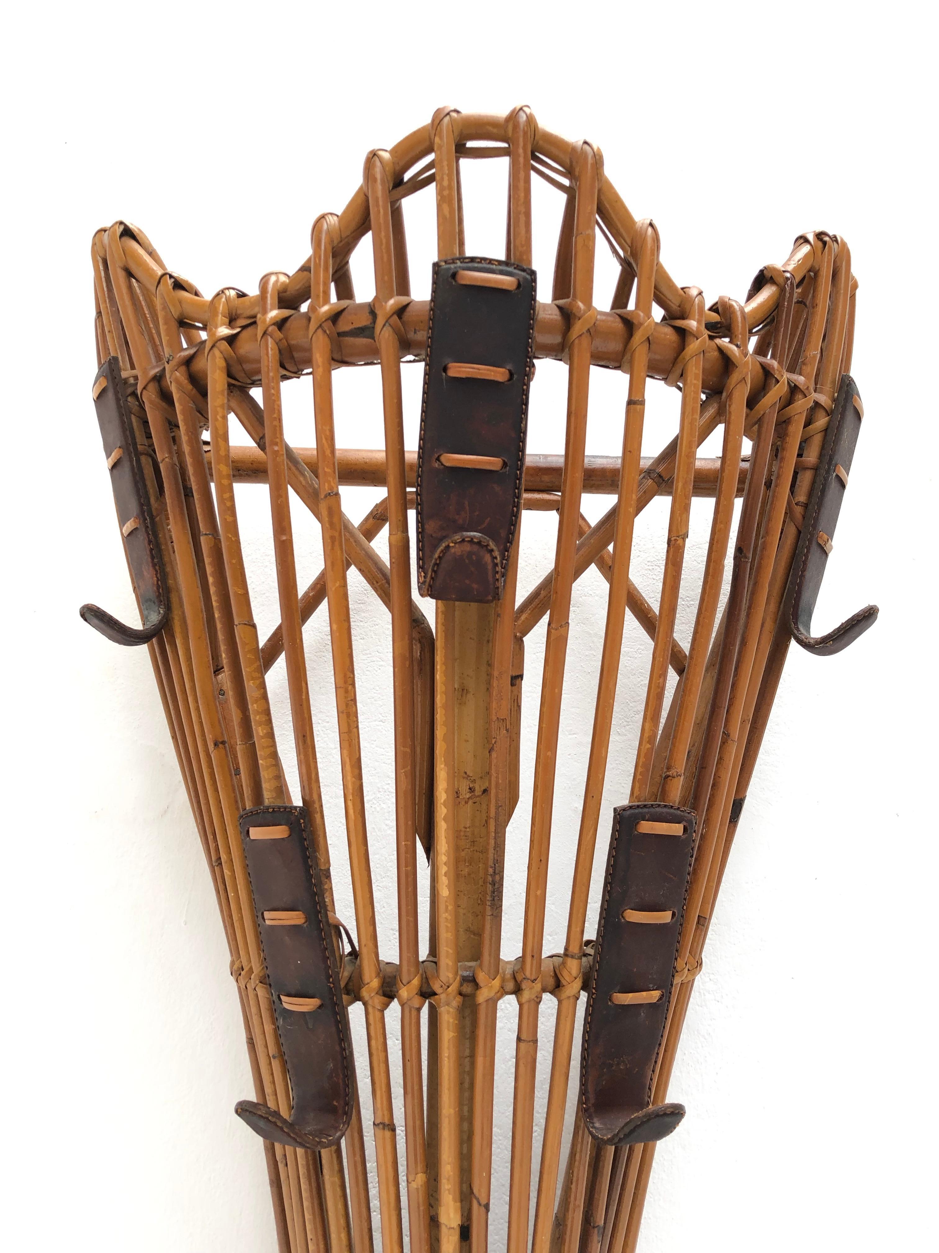 Very nice and uncommon 1950s Italian rattan coatrack with very nice detailed Leather hooks.

This coatrack was all handcrafted by Italian wicker craftsmen of Bonacina and has an amazing structure of bamboo with nicely detailed wickerwork

In the