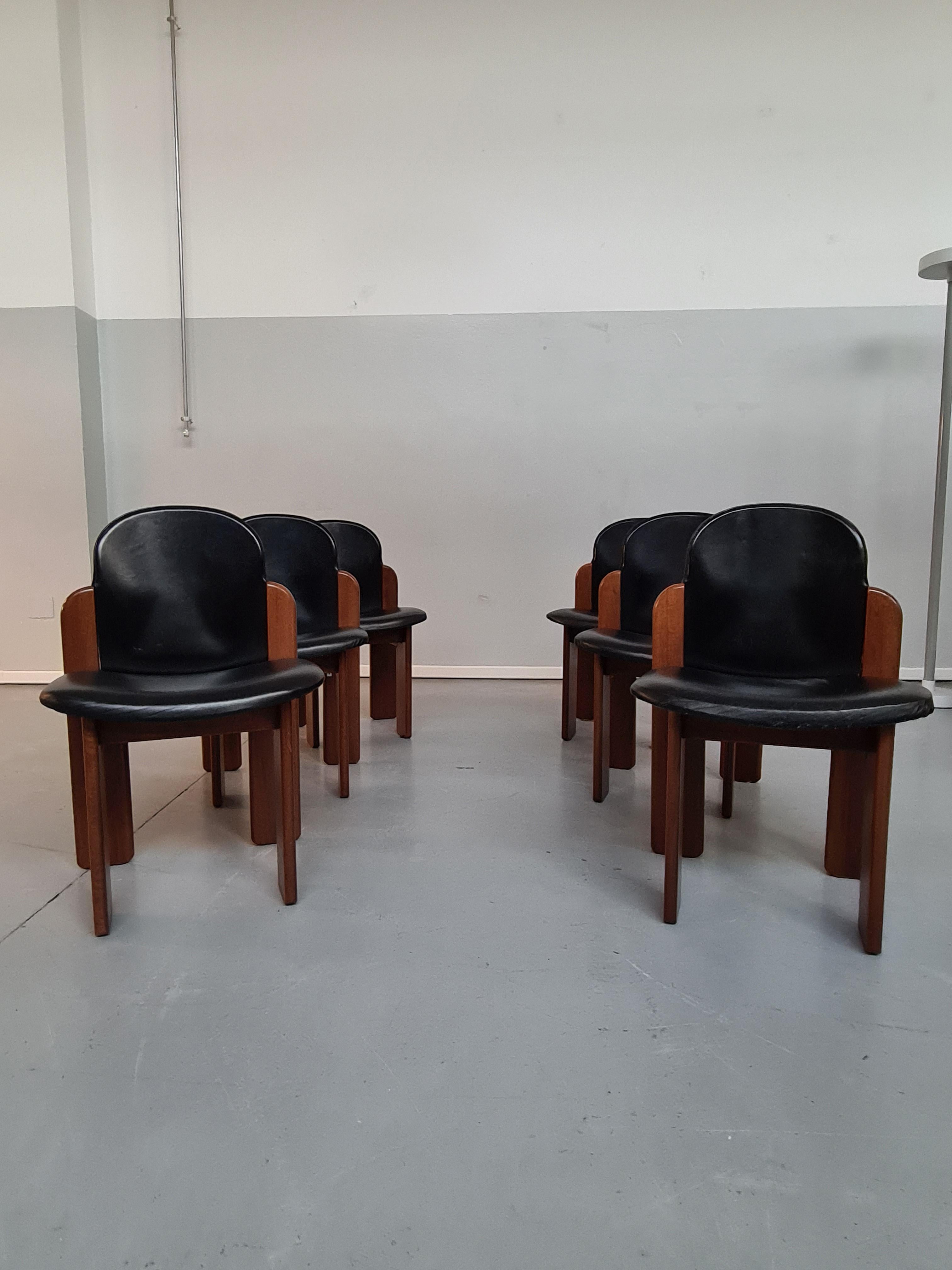 Italian Leather and Beech Chairs and Table by Coppola for F.lli Montina, 1960s
Set of 6 model 330 chairs and a model 303 table by the Italian designer Silvio Coppola.
The base of the chairs is made up of four straight legs, two in the vertical