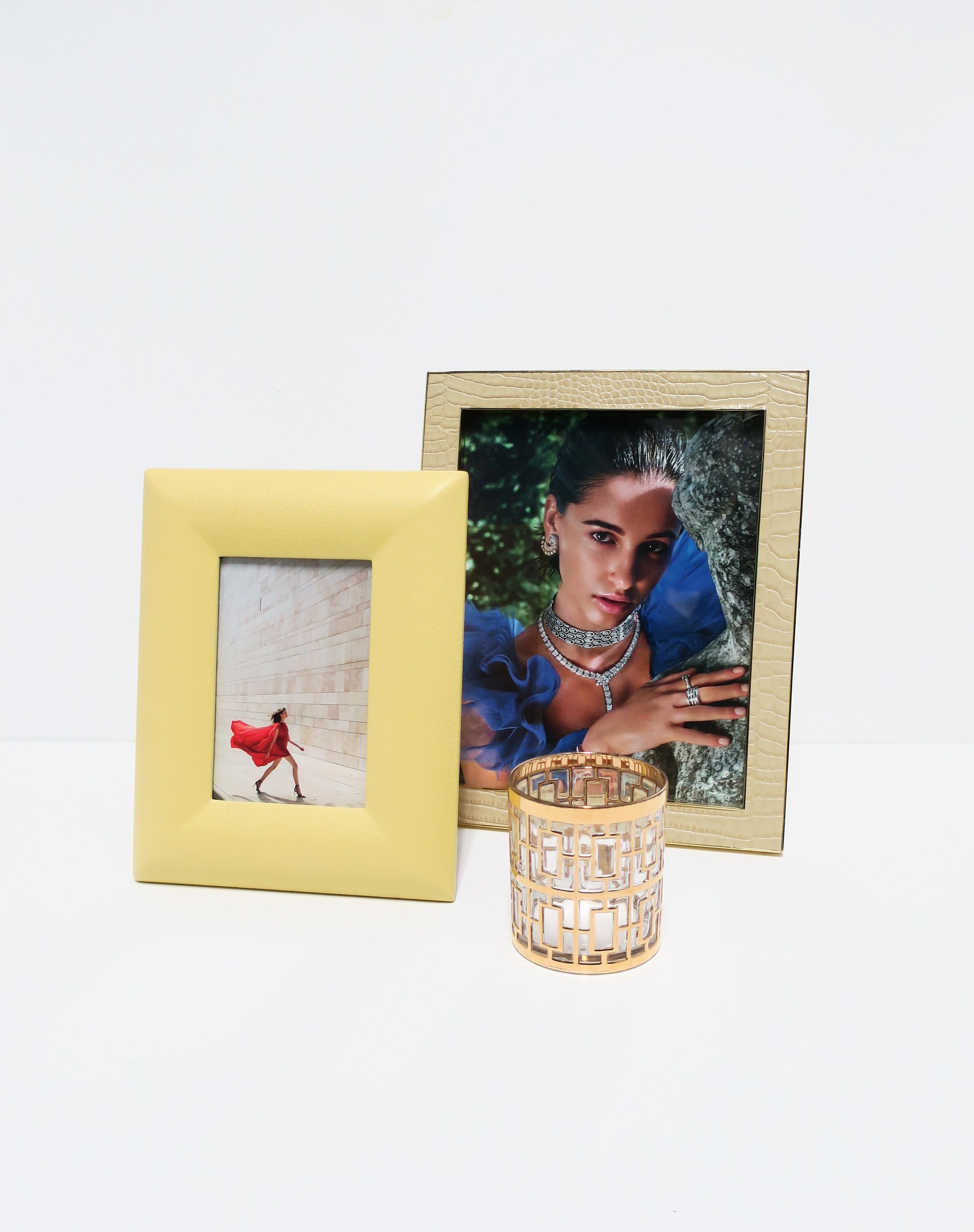 Moderne Cadre photo italien en cuir et daim jaune en vente