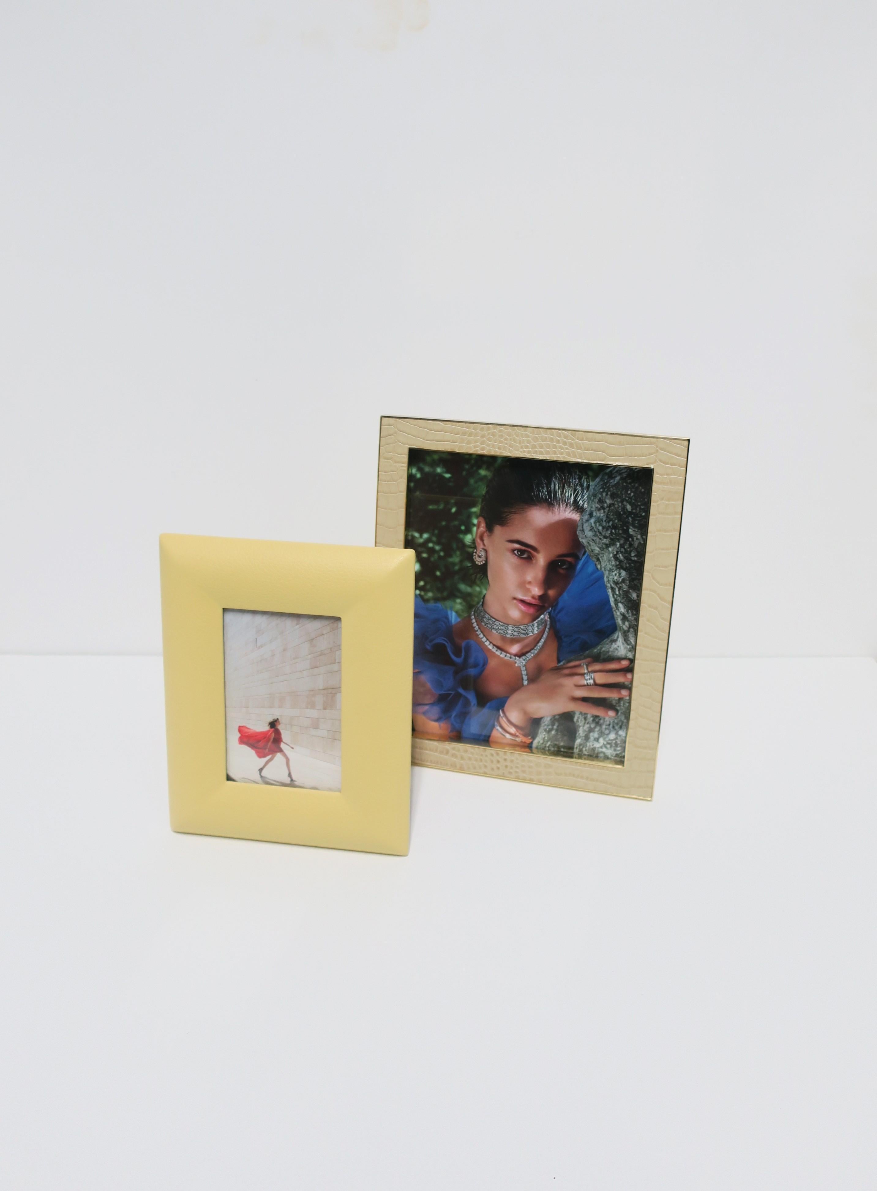 Cadre photo italien en cuir et daim jaune Bon état - En vente à New York, NY