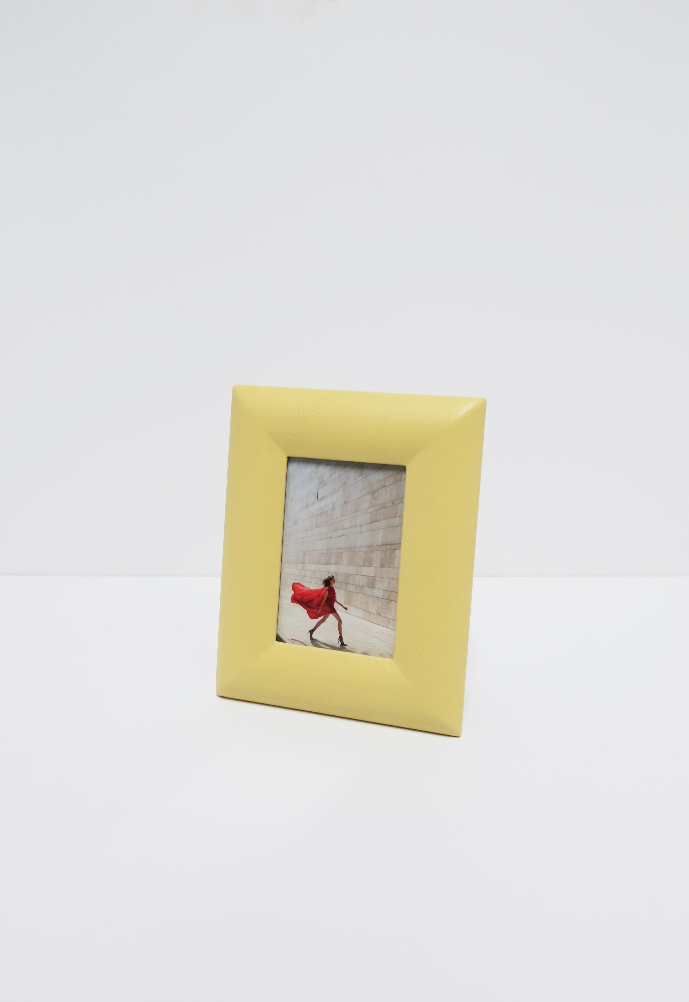 XXIe siècle et contemporain Cadre photo italien en cuir et daim jaune en vente
