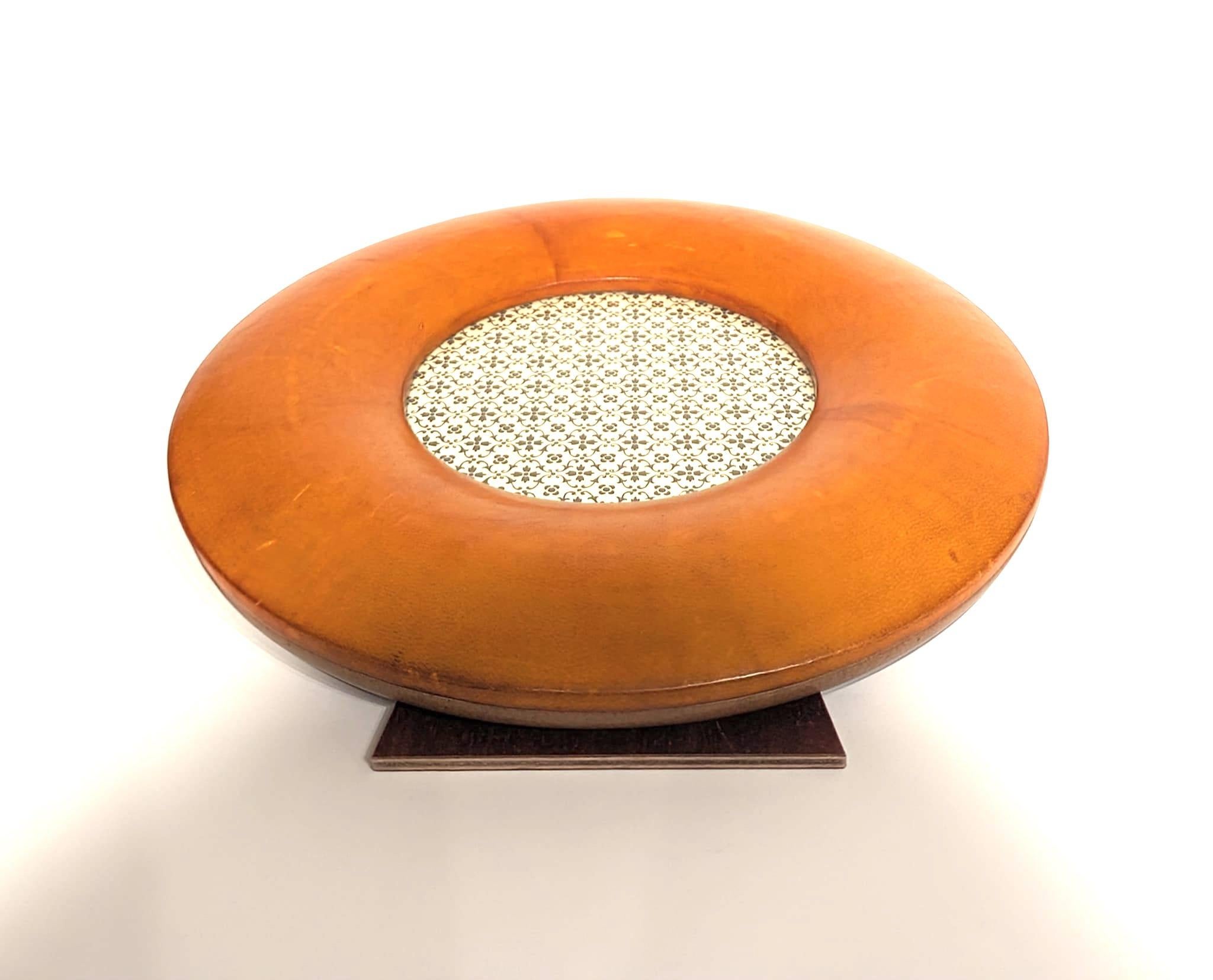Marco de fotos redondo italiano de cuero y madera Siglo XXI y contemporáneo en venta
