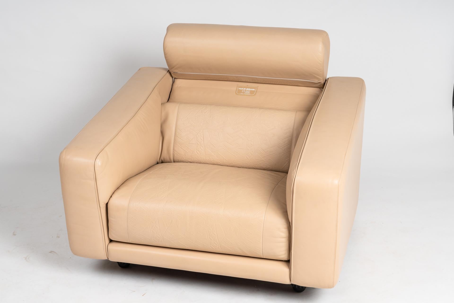 This unique armchair with its 1970s design by Claudio Salocchi is characterized by the rotating headrest and adjustable supports.
Very unusual is also the abstract leather embossing in this beautiful beige soft leathering.

The armchair was