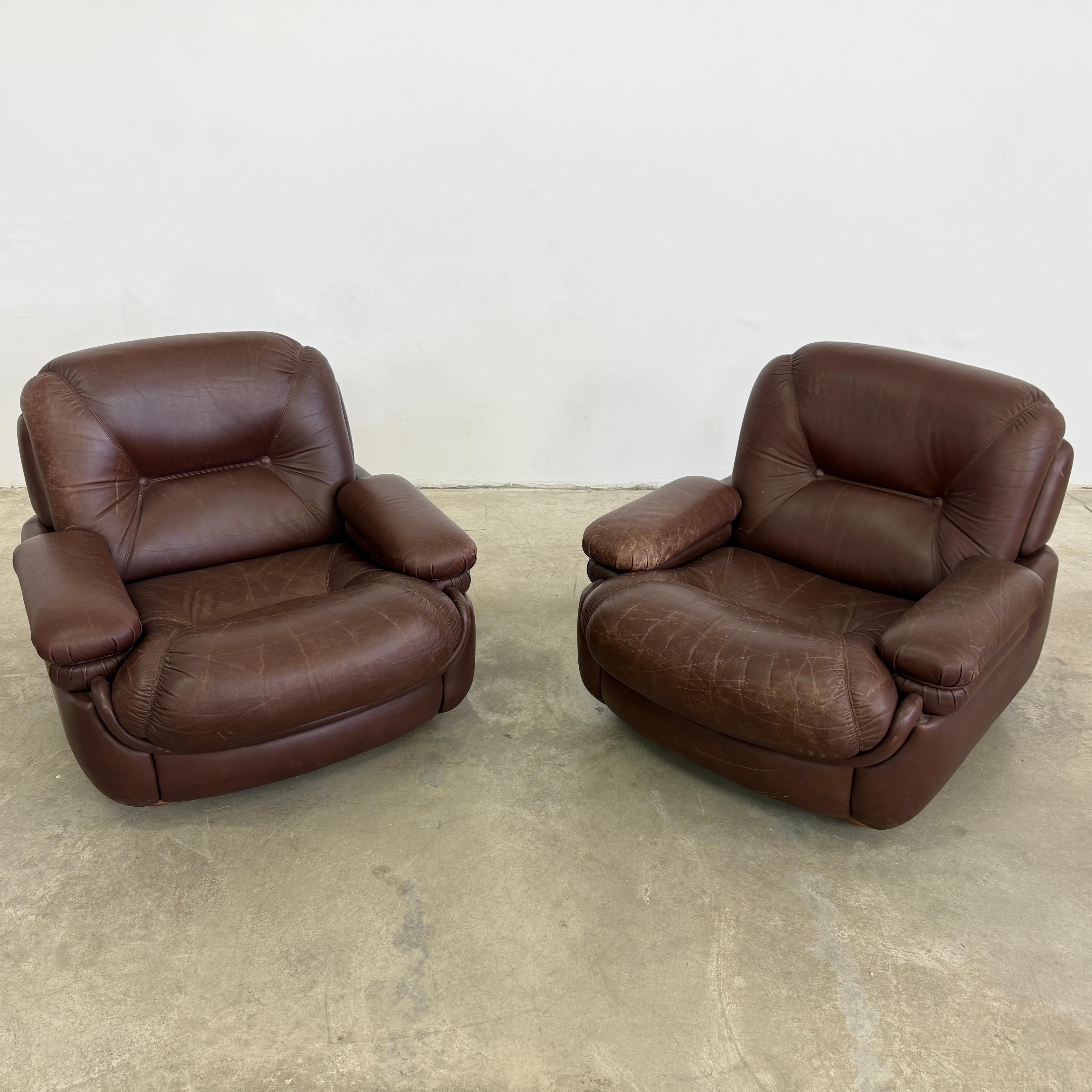 Dimensions: H 30.5” x W 33.3” x D 38.7”

Pair of Italian brown leather armchairs manner of Mobilgirgi, from 1970s. Comfortable and stylish.

Please see our other listings for ideas and matching pieces.

Condition: Vintage condition with signs of