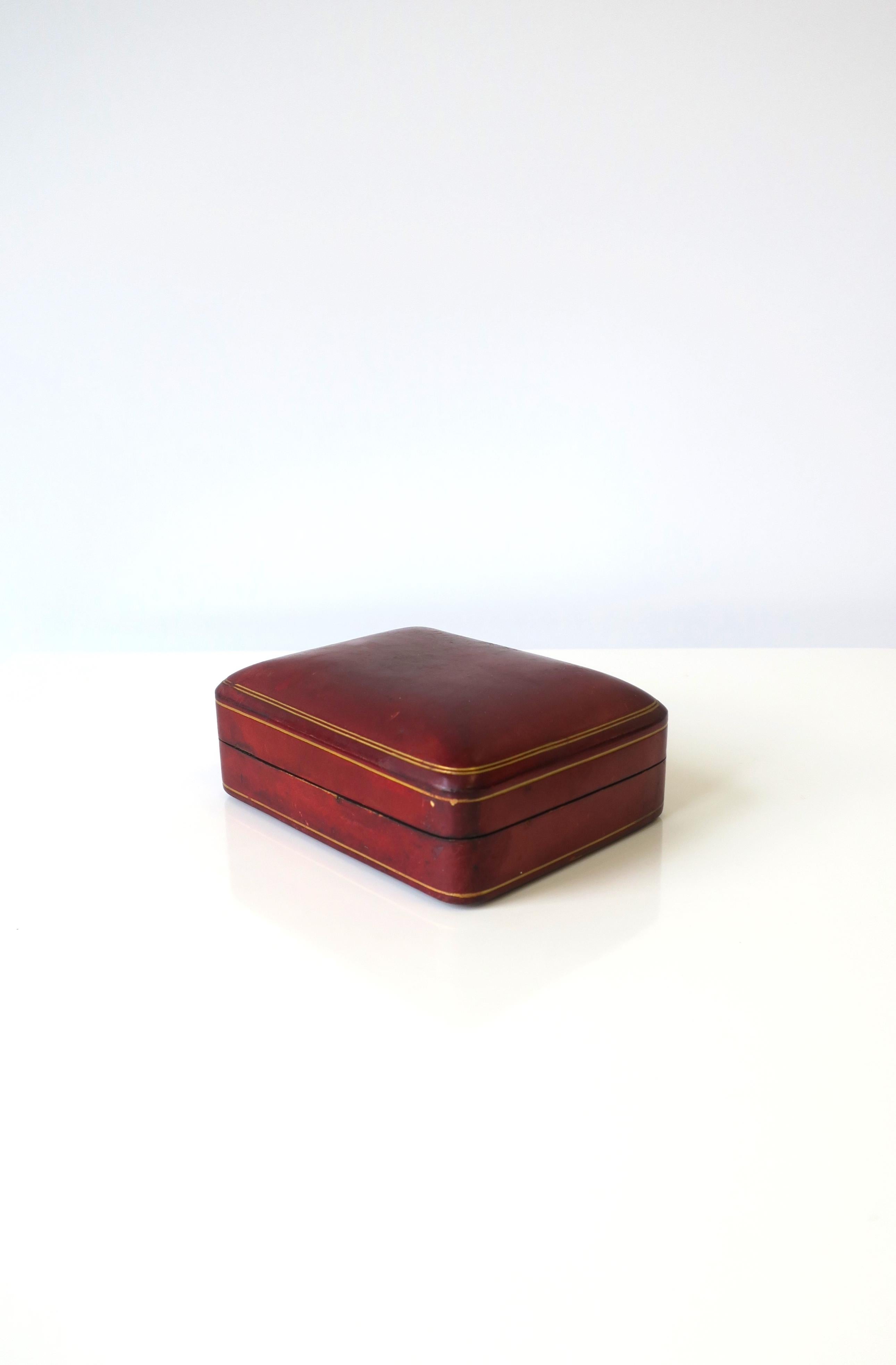 Magnifique boîte à bijoux italienne vintage en cuir rouge bordeaux avec gaufrage doré, vers le milieu du 20e siècle, Italie. Marqué 