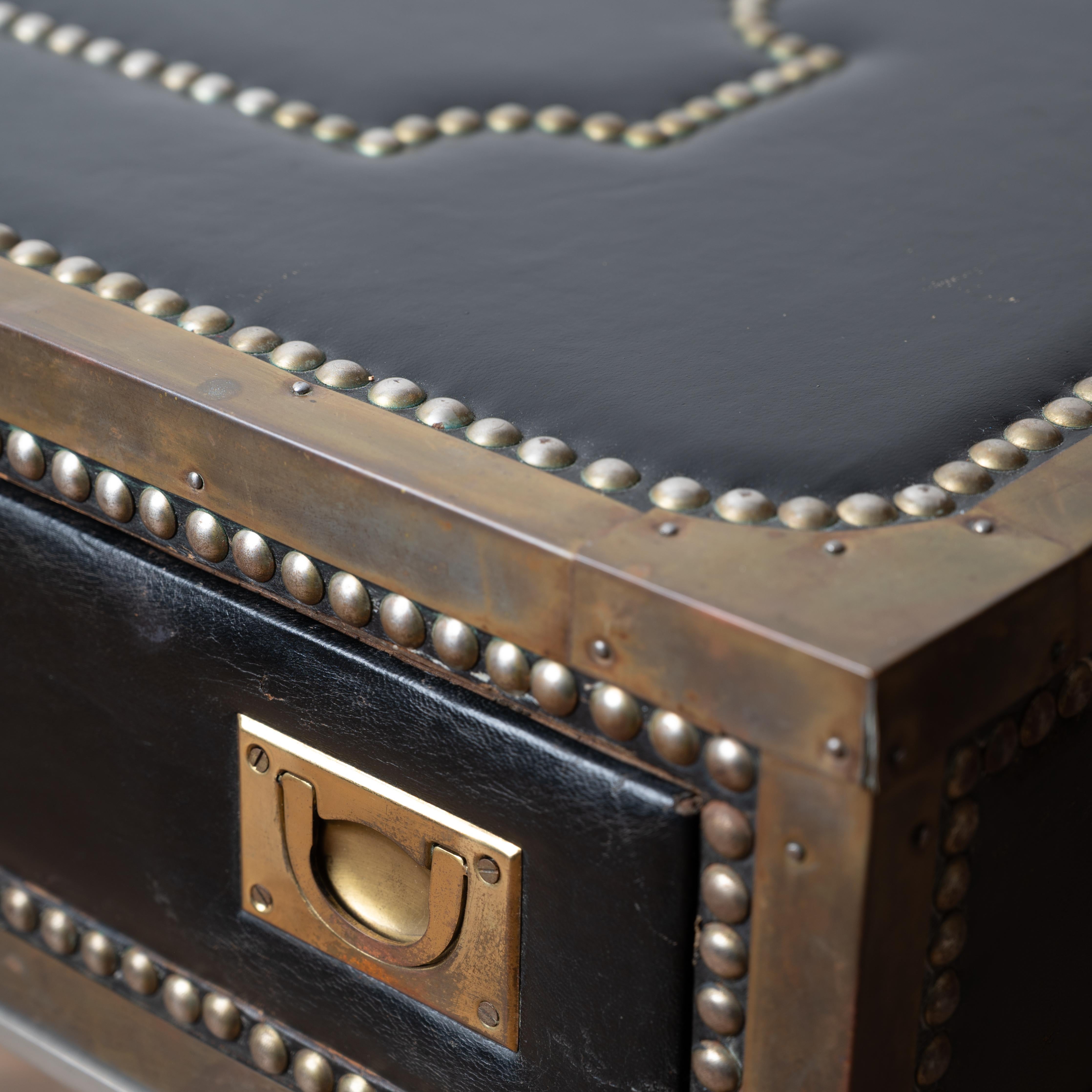 Table basse en cuir italien de style Campaigner, 1970 en vente 4