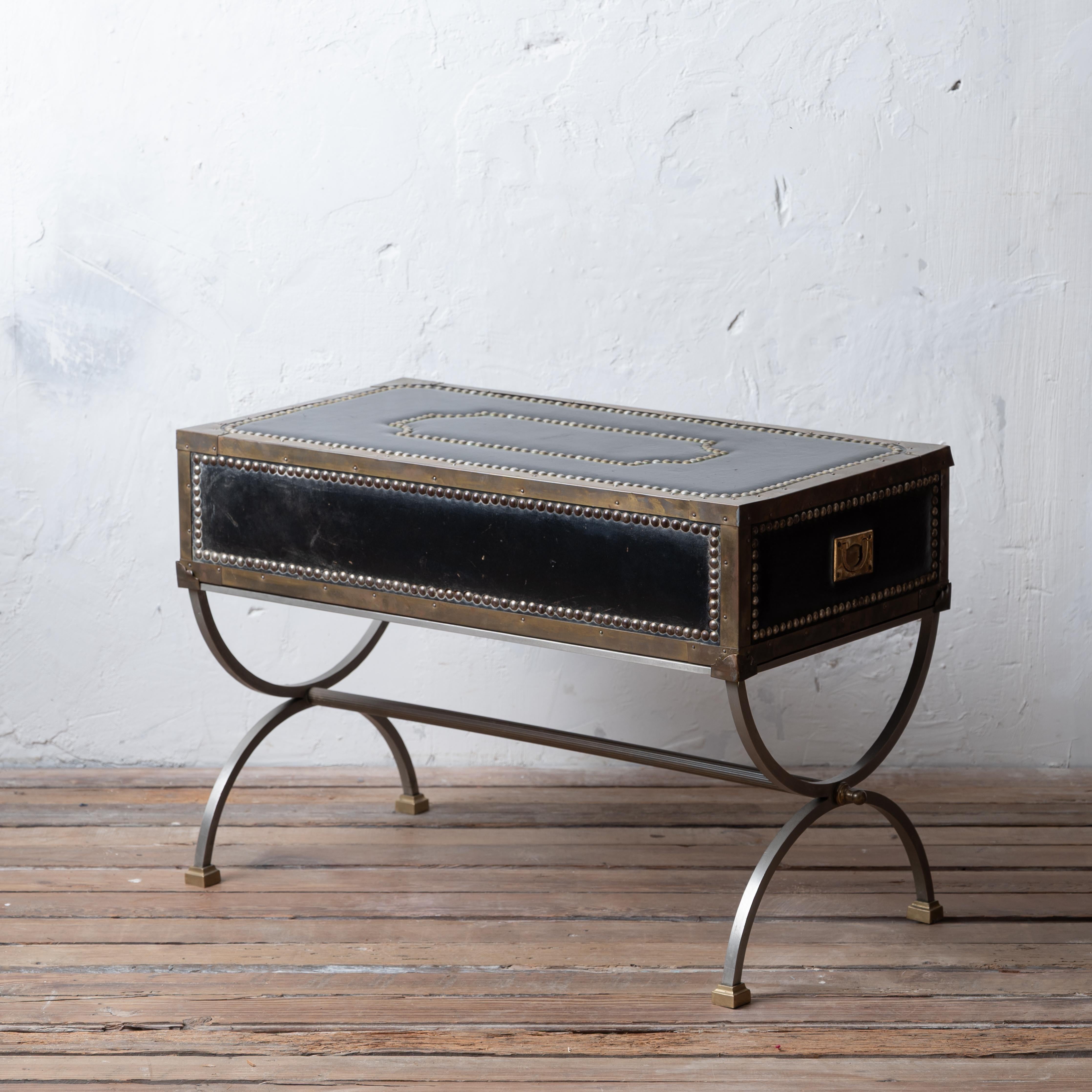 Table basse en cuir italien de style Campaigner, 1970 en vente 5