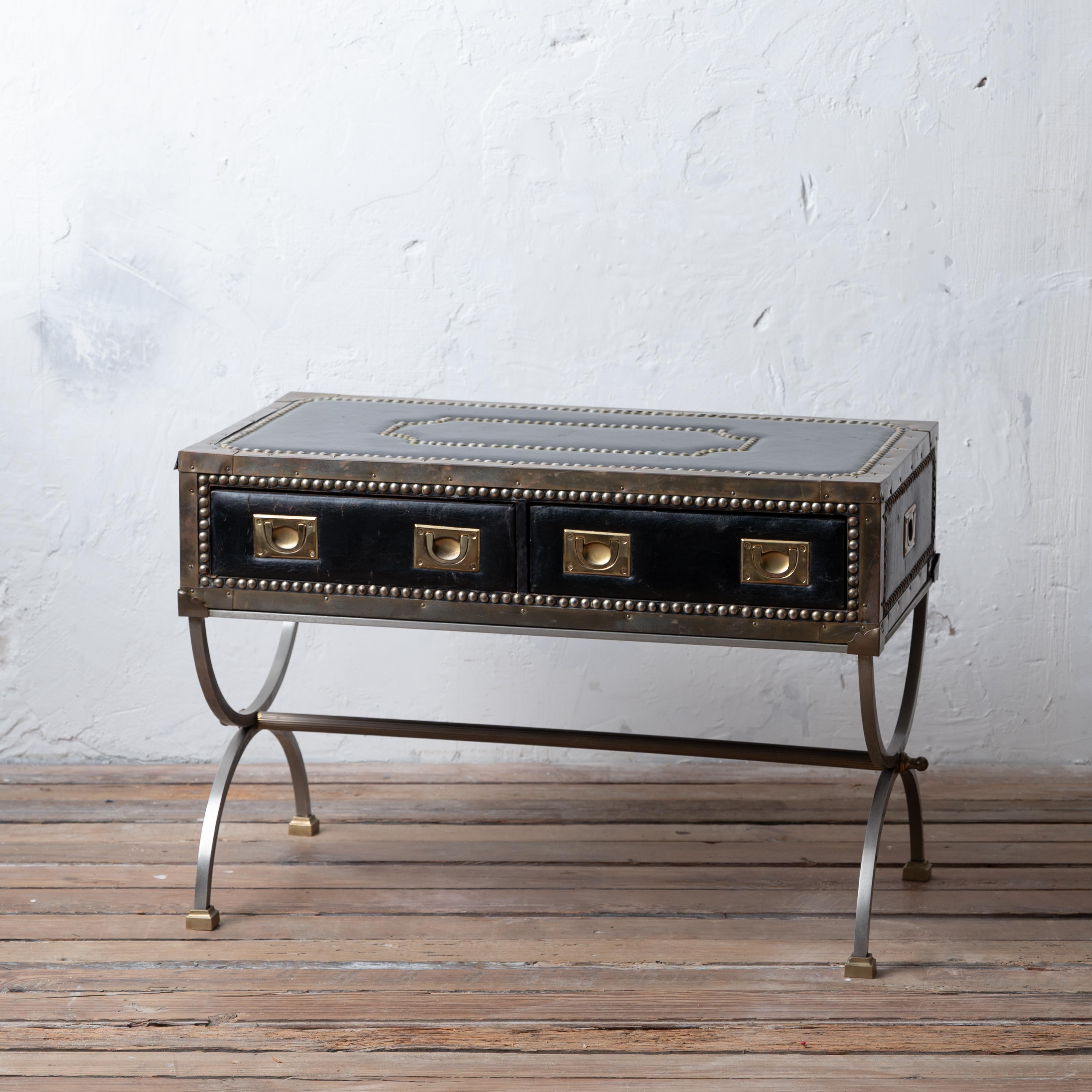 Table basse de style campagne en cuir italien à la manière de la Maison Jansen, années 1970.



29 ¼ pouces de largeur par 15 ½ pouces de profondeur par 20 ½ pouces de hauteur.



Bon état général avec fissures et usure du cuir ; laiton terni et