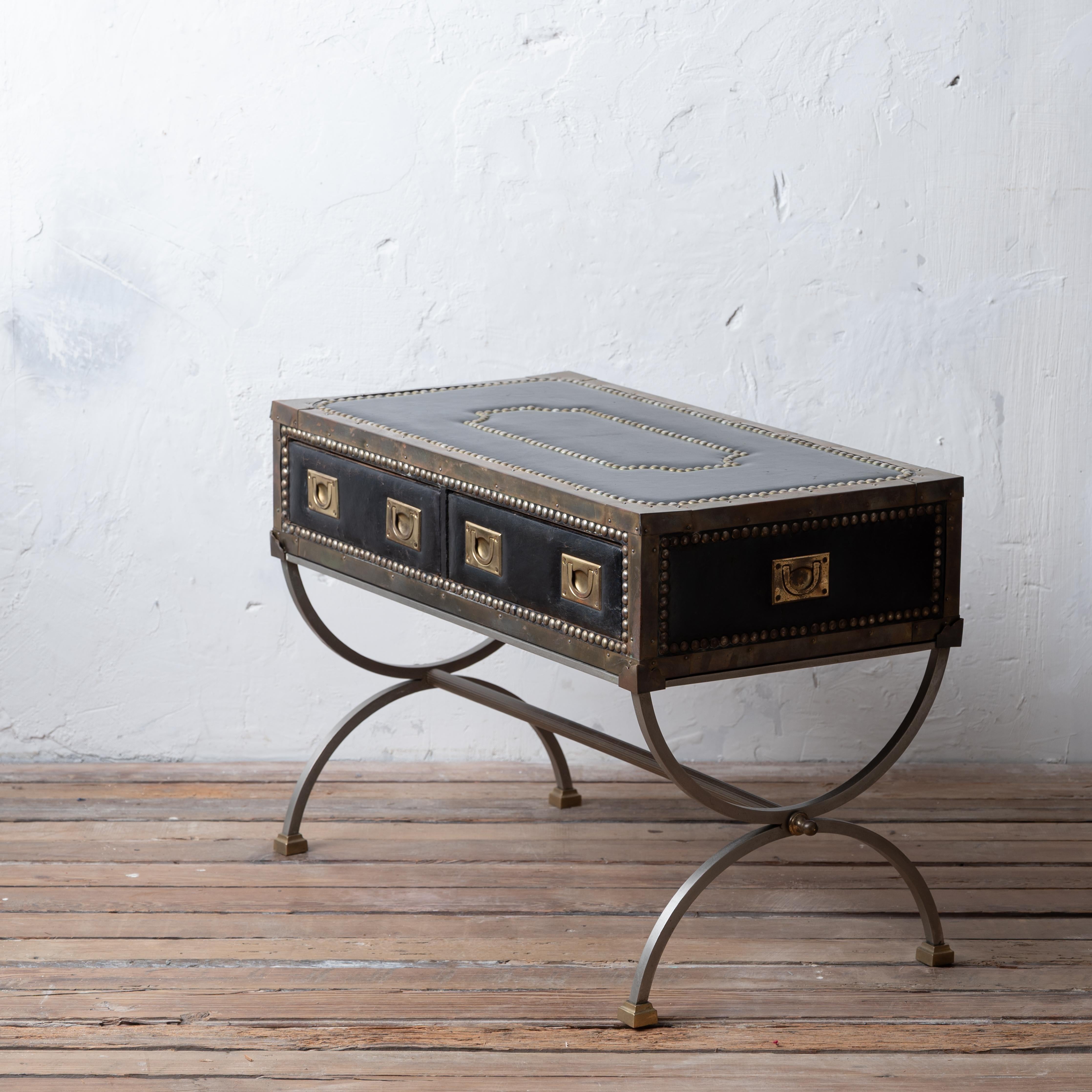 Campagne Table basse en cuir italien de style Campaigner, 1970 en vente
