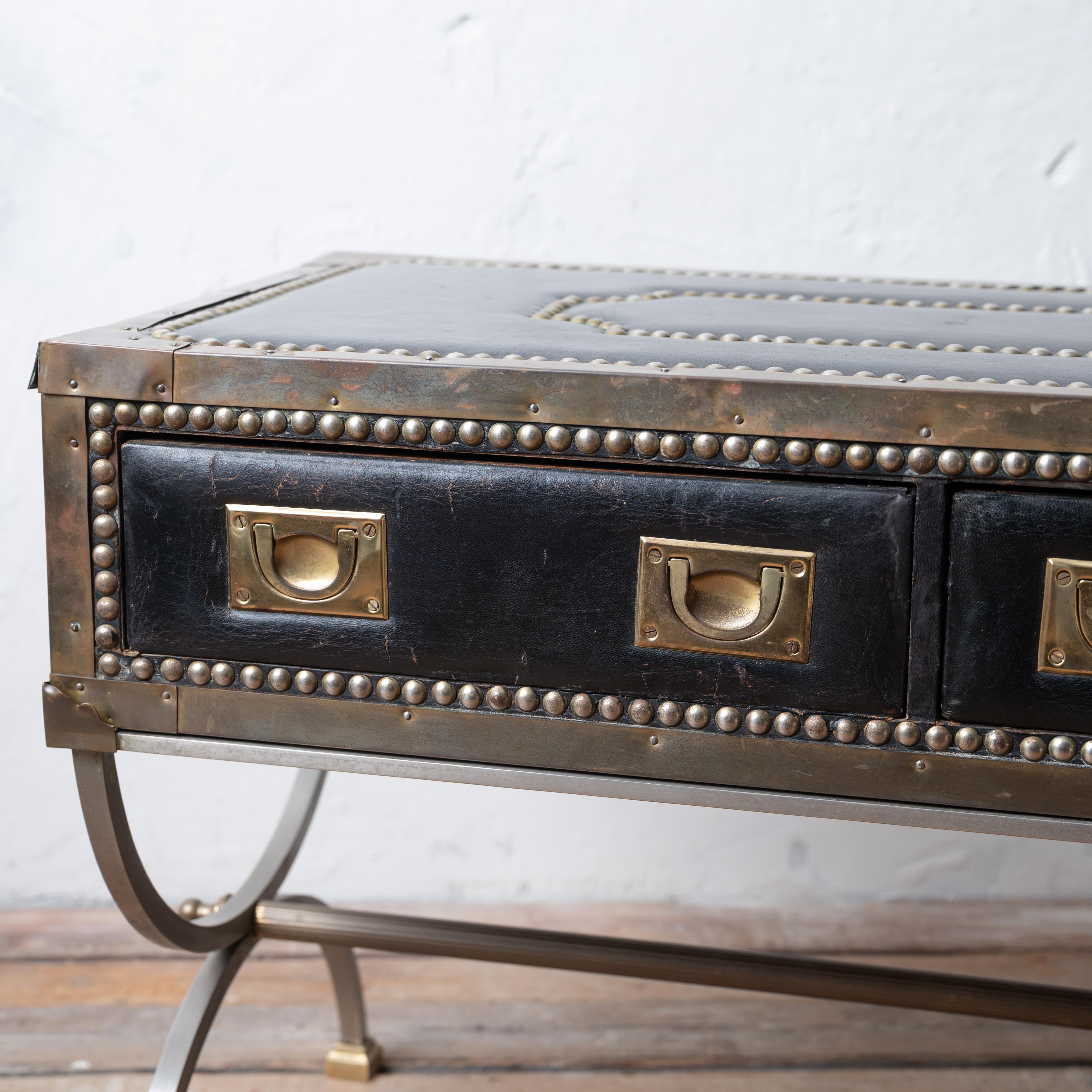 Table basse en cuir italien de style Campaigner, 1970 Bon état - En vente à Savannah, GA