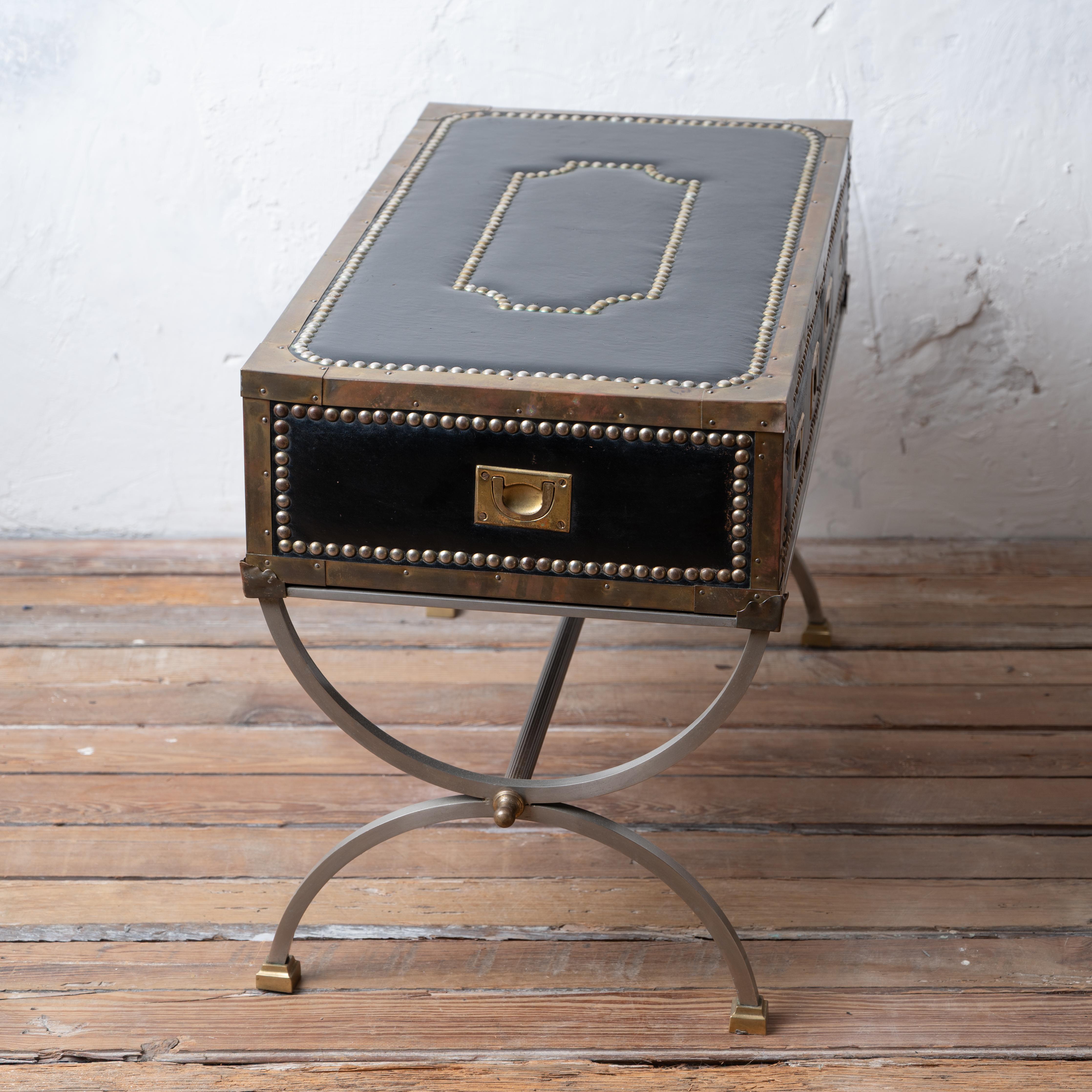 Laiton Table basse en cuir italien de style Campaigner, 1970 en vente