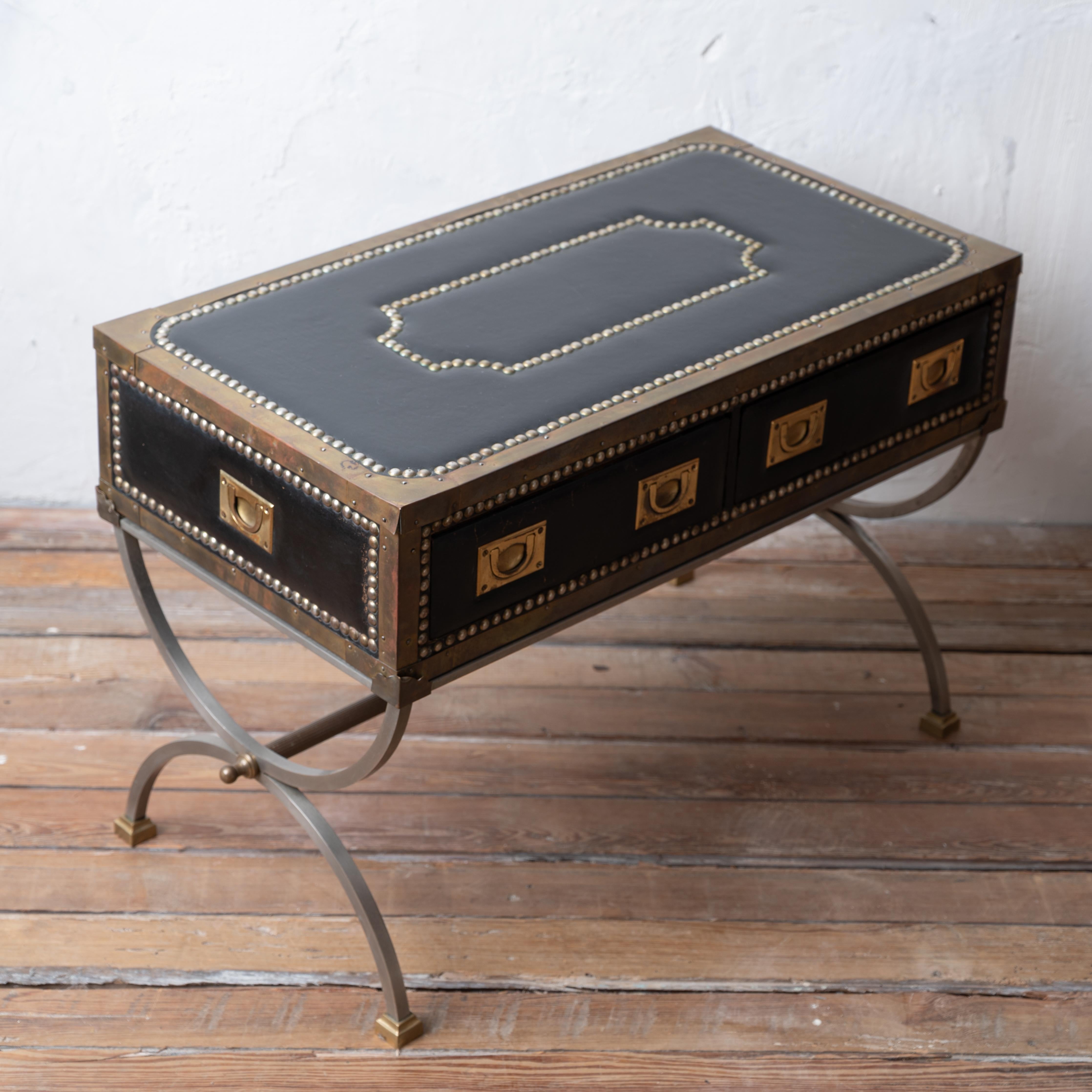 Table basse en cuir italien de style Campaigner, 1970 en vente 1