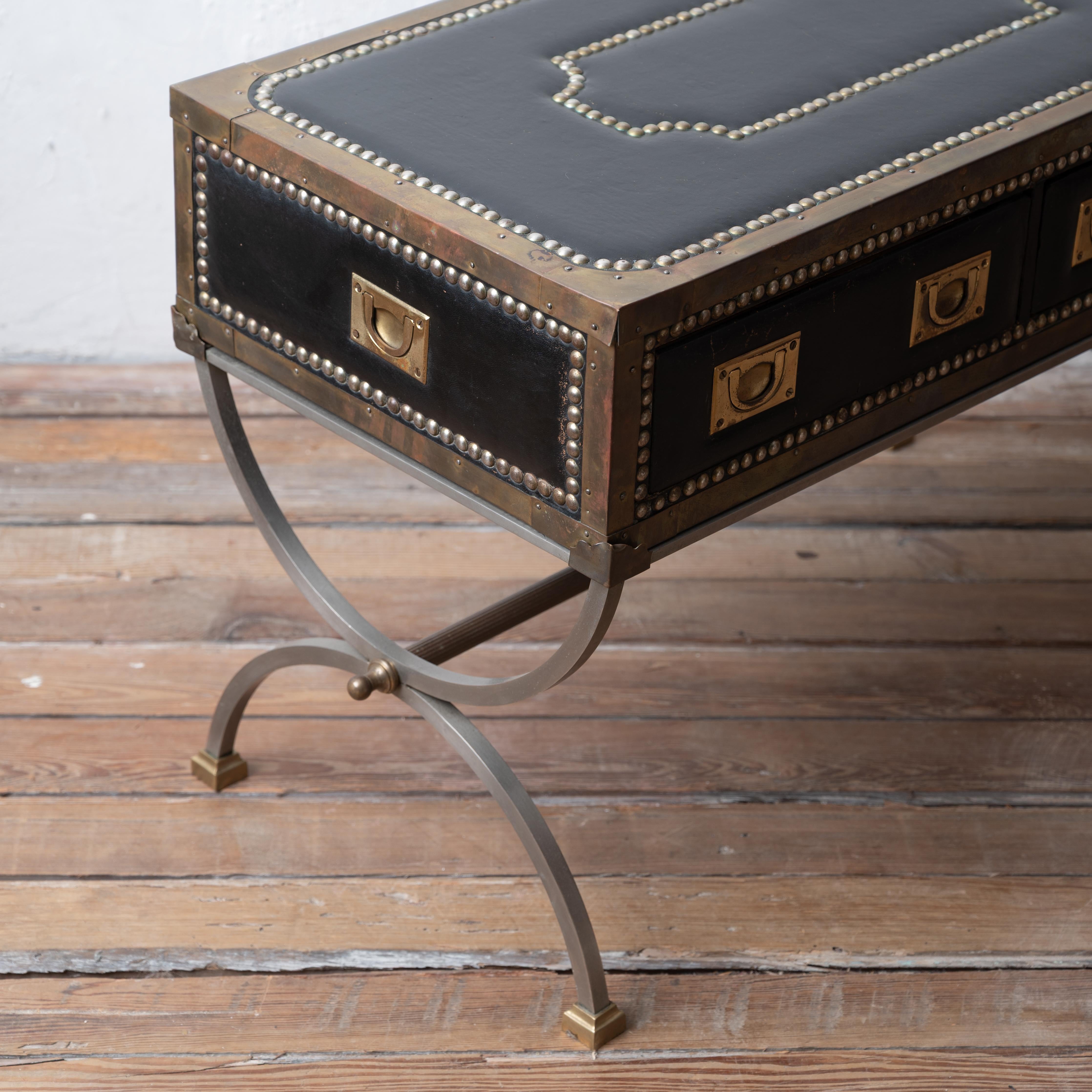Table basse en cuir italien de style Campaigner, 1970 en vente 2