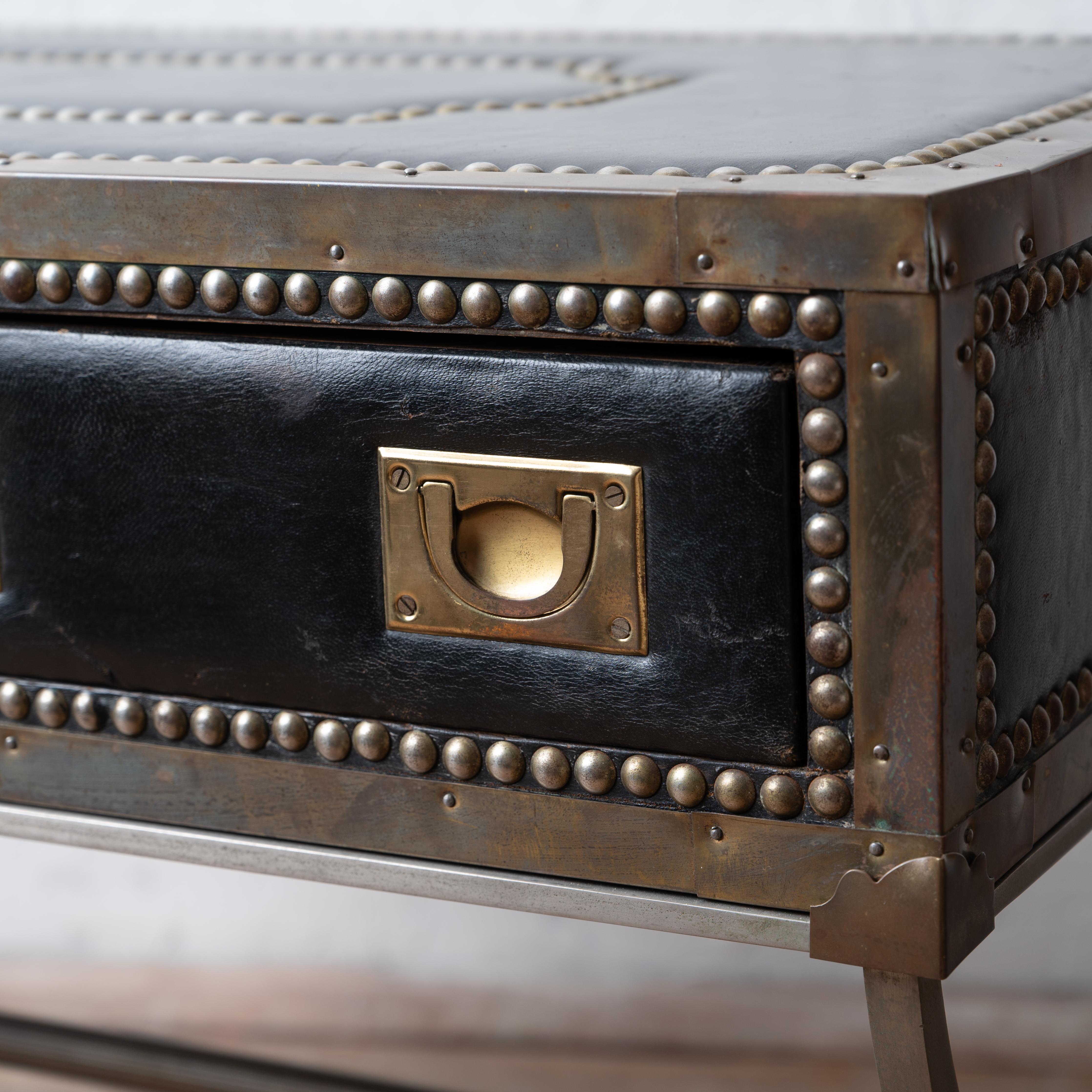 Table basse en cuir italien de style Campaigner, 1970 en vente 3