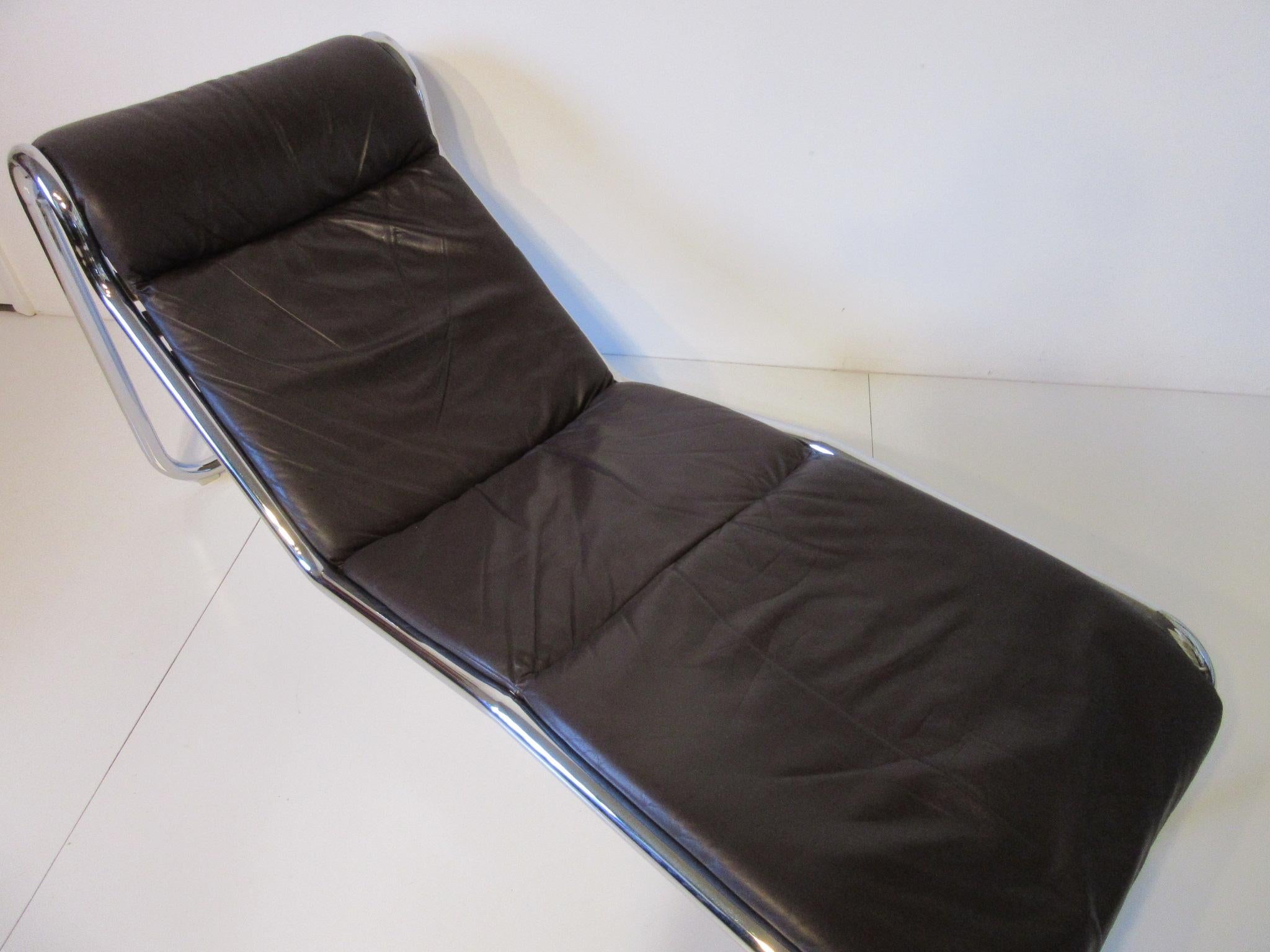 Italienisches Leder / Chrom Chaise Lounger, Tagesbett im Zustand „Gut“ in Cincinnati, OH