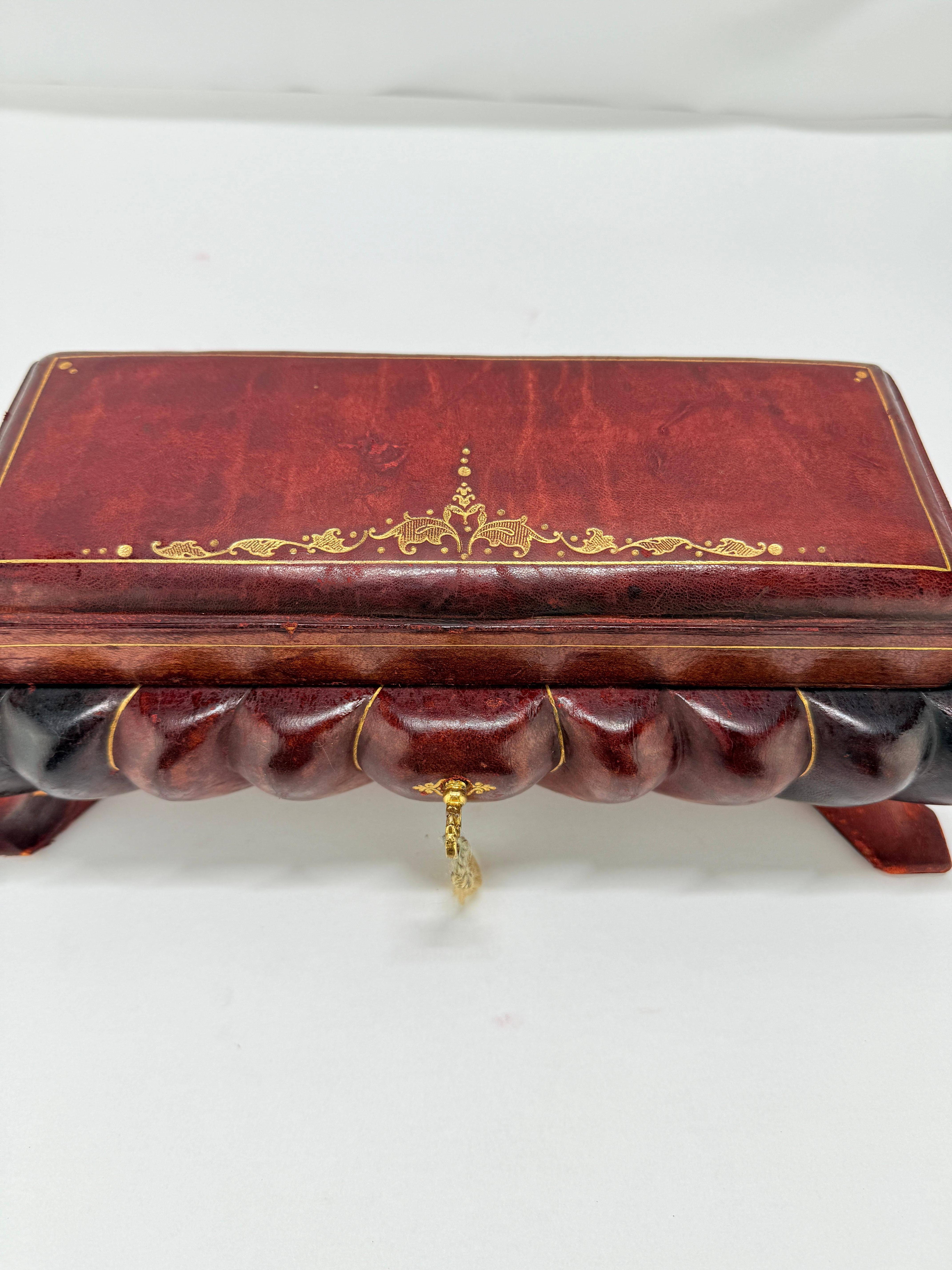 Italian Leather-Clad and Gilt-Tooled Tabletop Jewelry or Trinket Box, Mid-20th C For Sale 5