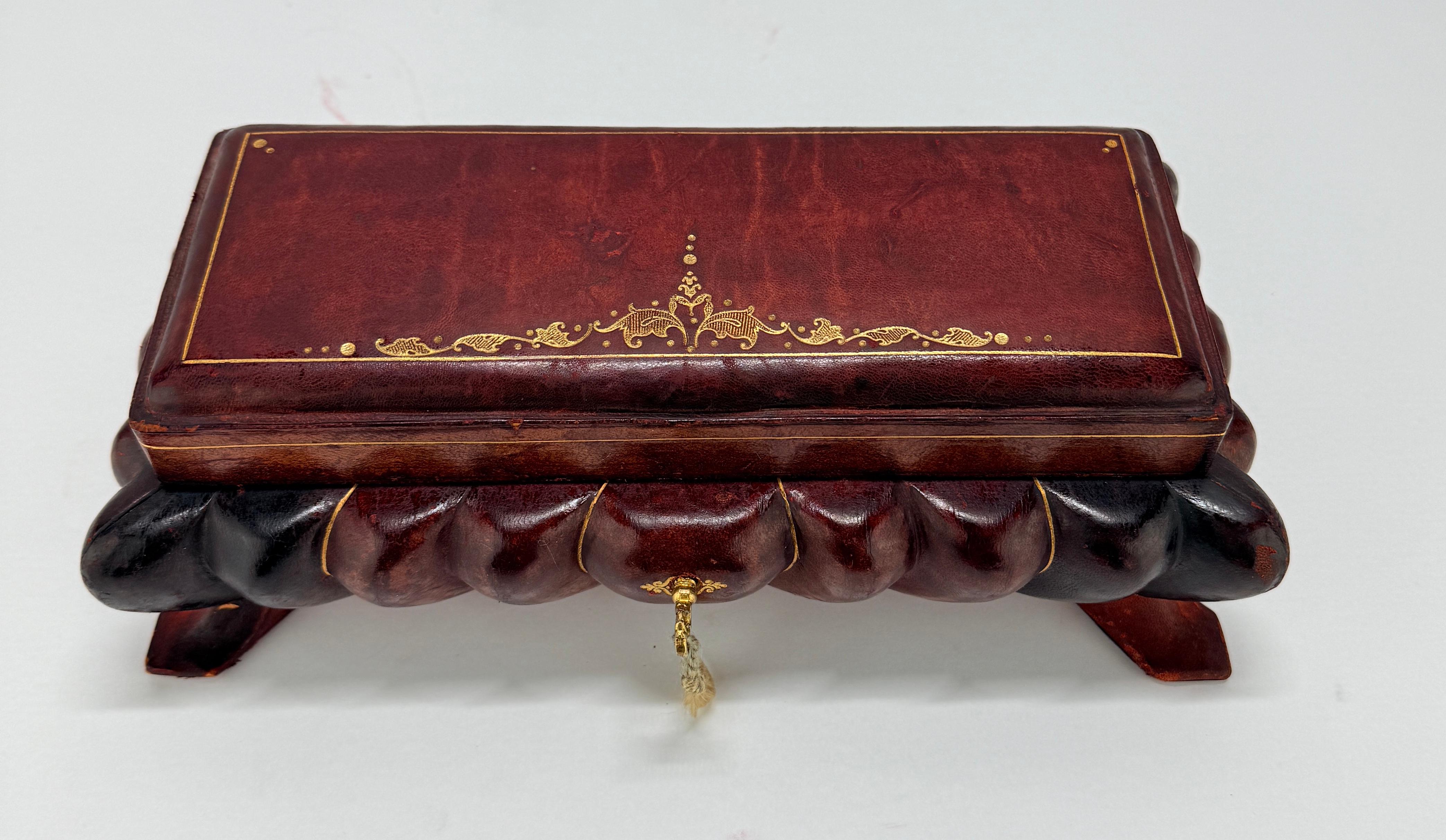 Italian Leather-Clad and Gilt-Tooled Tabletop Jewelry or Trinket Box, Mid-20th C For Sale 4