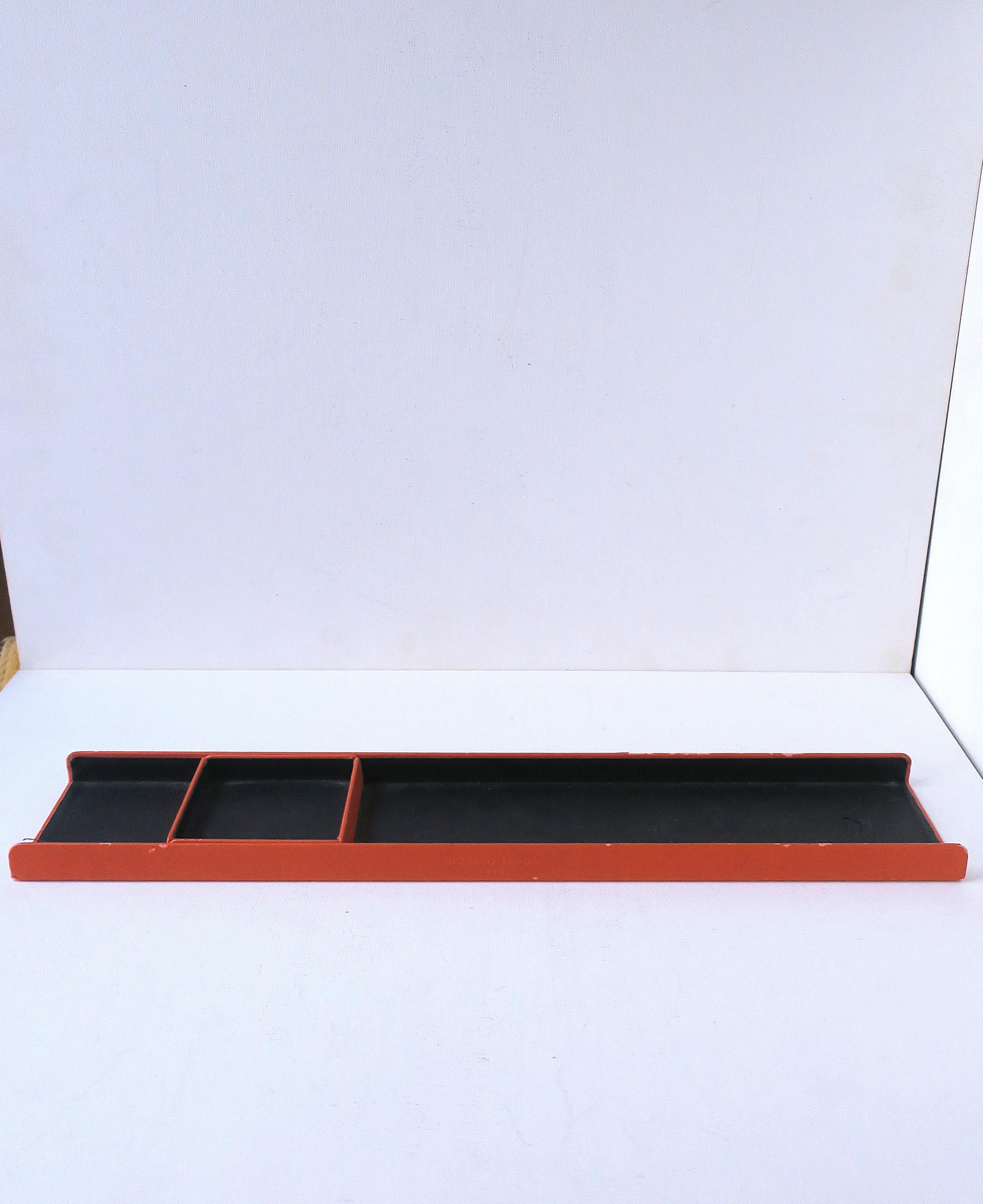 Minimalismo Organizzatore da scrivania in pelle italiana in vendita