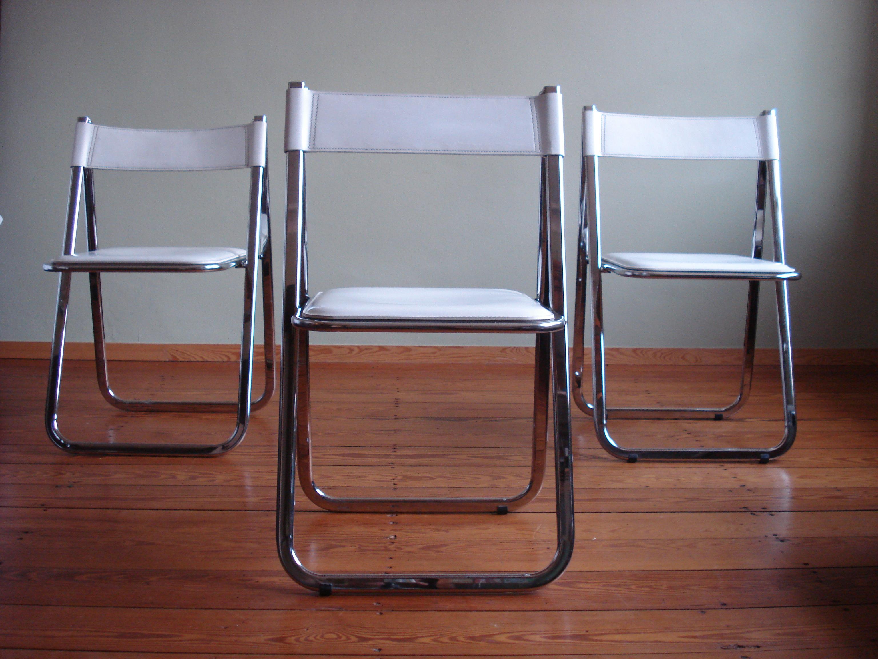 Rare set of three beautiful folding chairs by Arrben, made in the 1970s.
This set of four Tamara chairs was manufactured by the Italian Arrben factory during the 1970s. The frame is made of a chrome-plated metal. The seat and backrest are