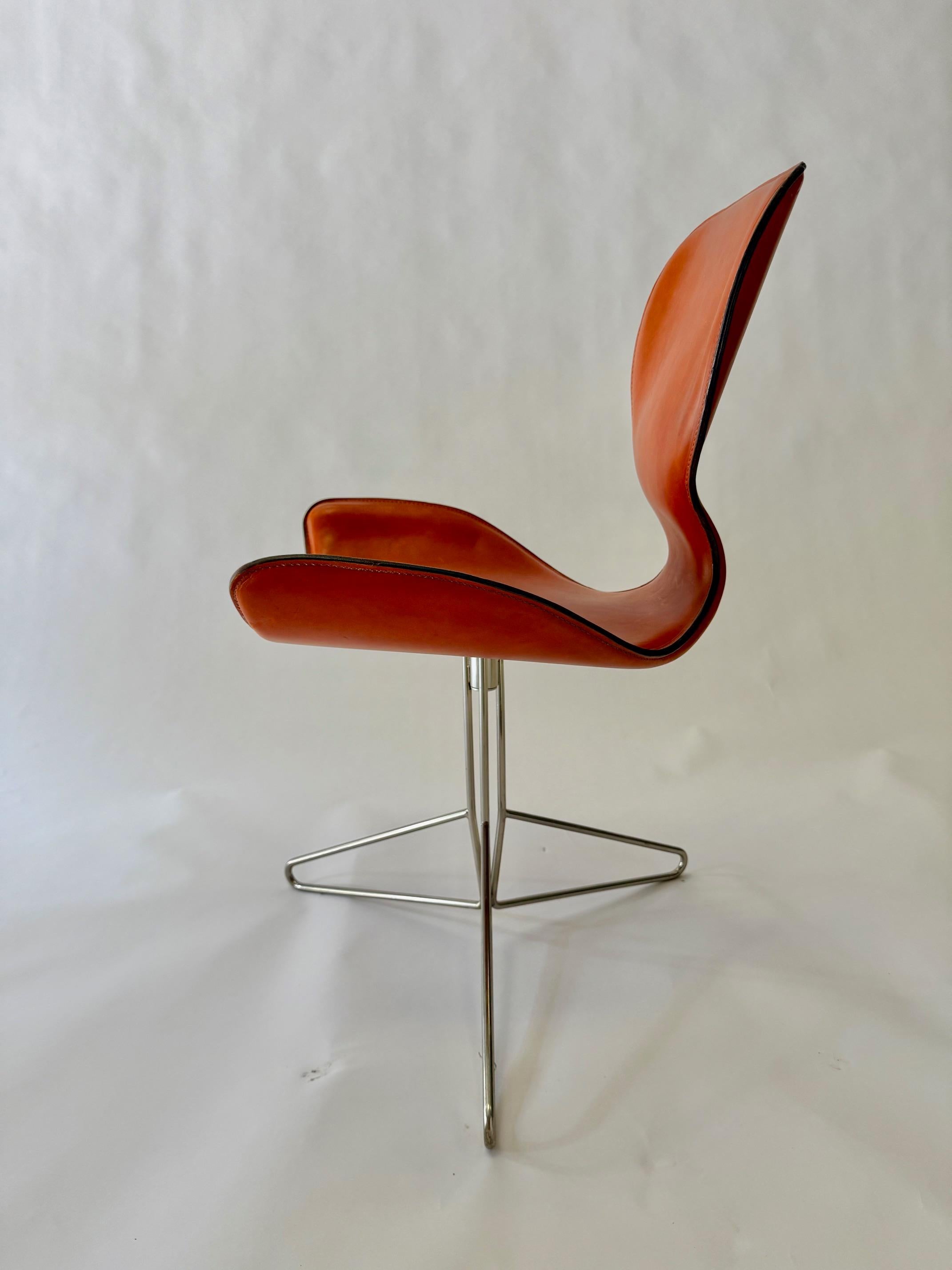 Chaises en cuir italien formées. Devant et derrière avec des pieds en acier inoxydable. Excellent état - En vente à Sag Harbor, NY