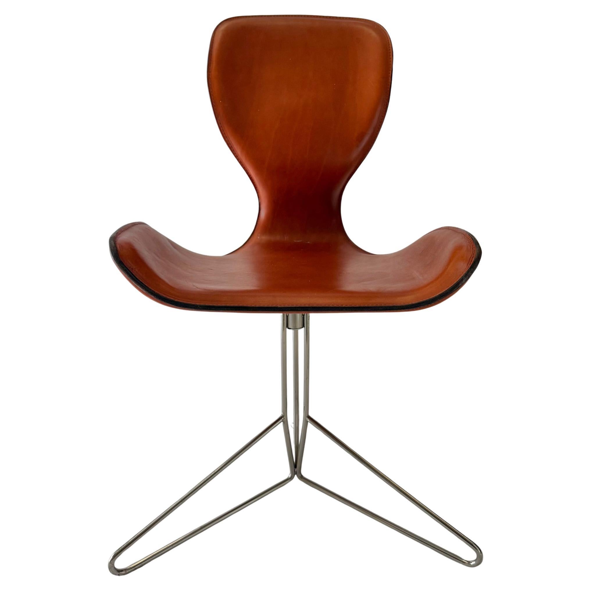 Chaises en cuir italien formées. Devant et derrière avec des pieds en acier inoxydable. en vente