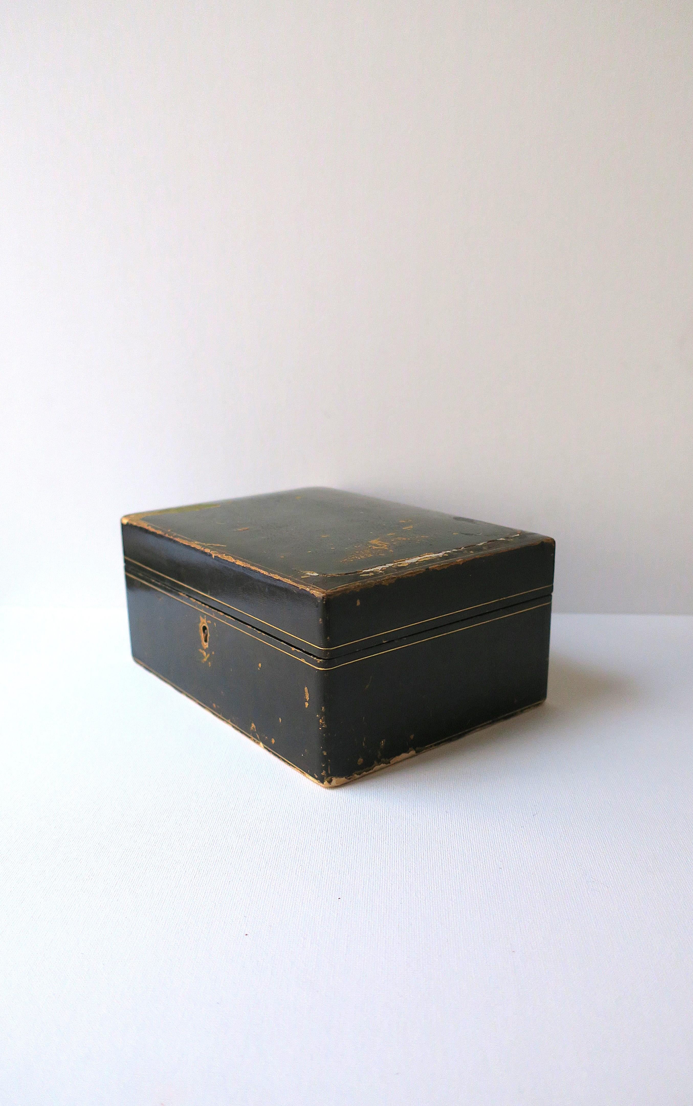 Joyero italiano de cuero verde oscuro con cerradura/llave, de principios a mediados del siglo XX, Italia. La caja tiene un exterior de cuero verde oscuro con detalles dorados tallados a mano alrededor del borde superior, la parte delantera/lateral y