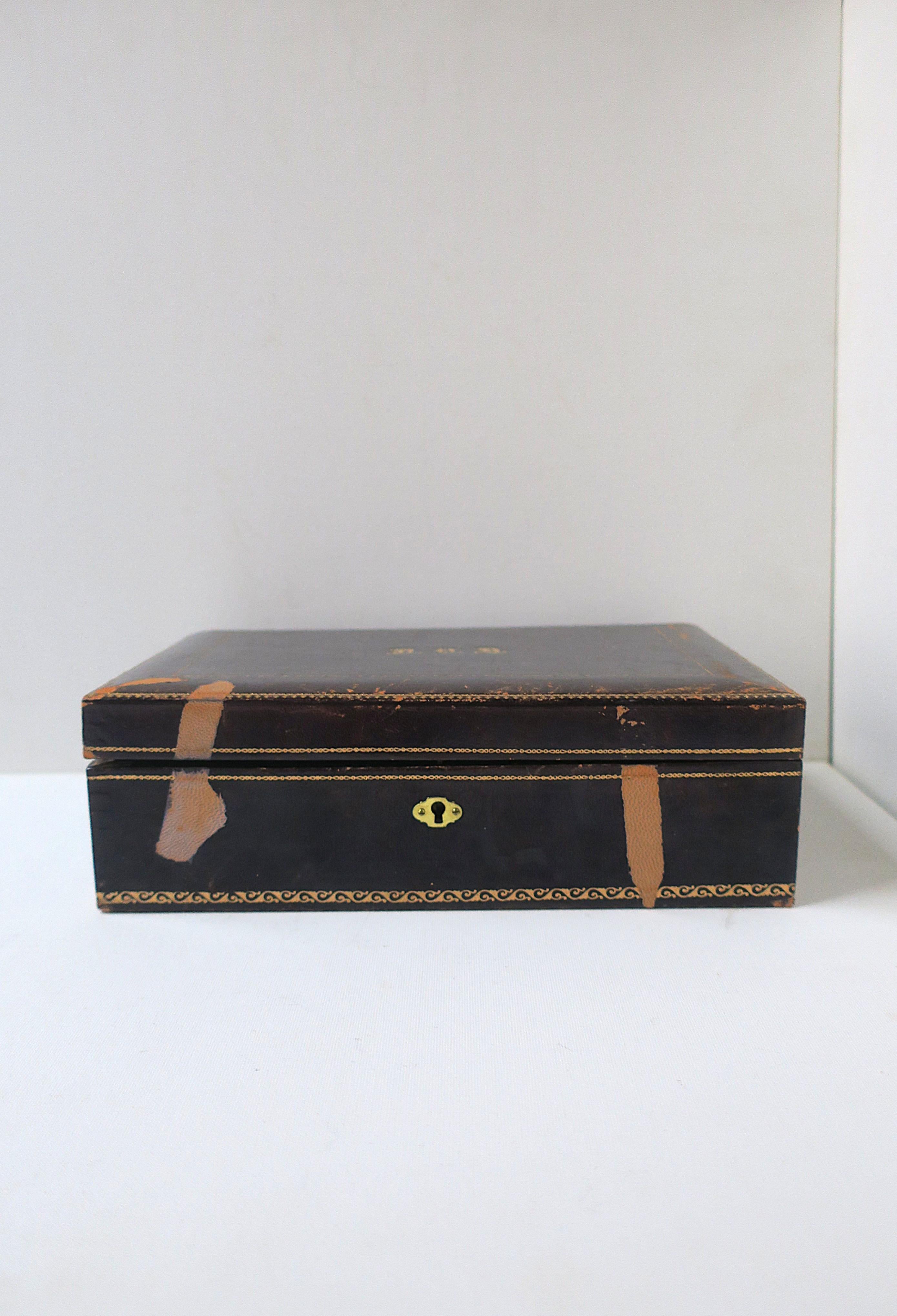 Boîte à bijoux italienne en cuir État moyen - En vente à New York, NY