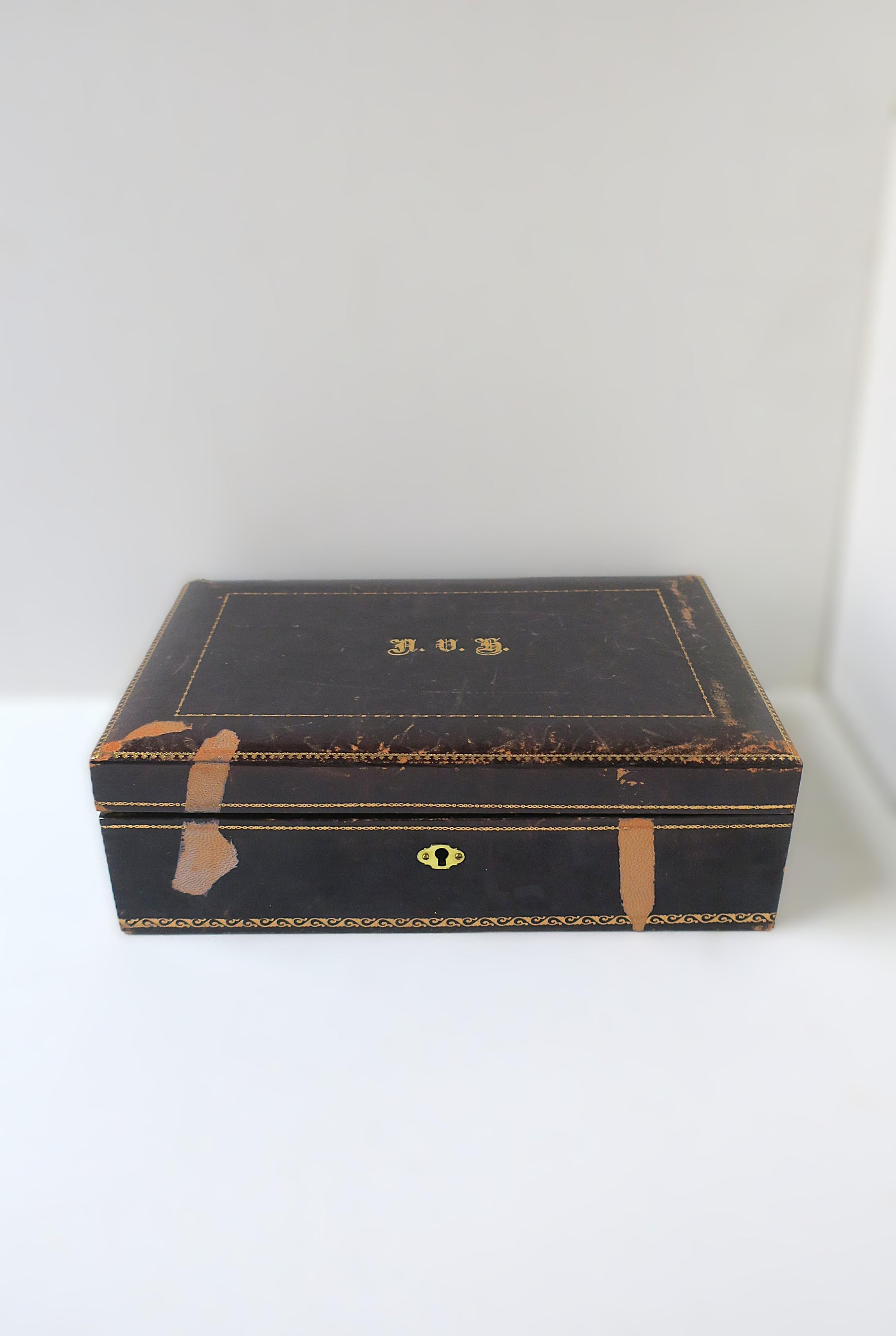 20ième siècle Boîte à bijoux italienne en cuir en vente