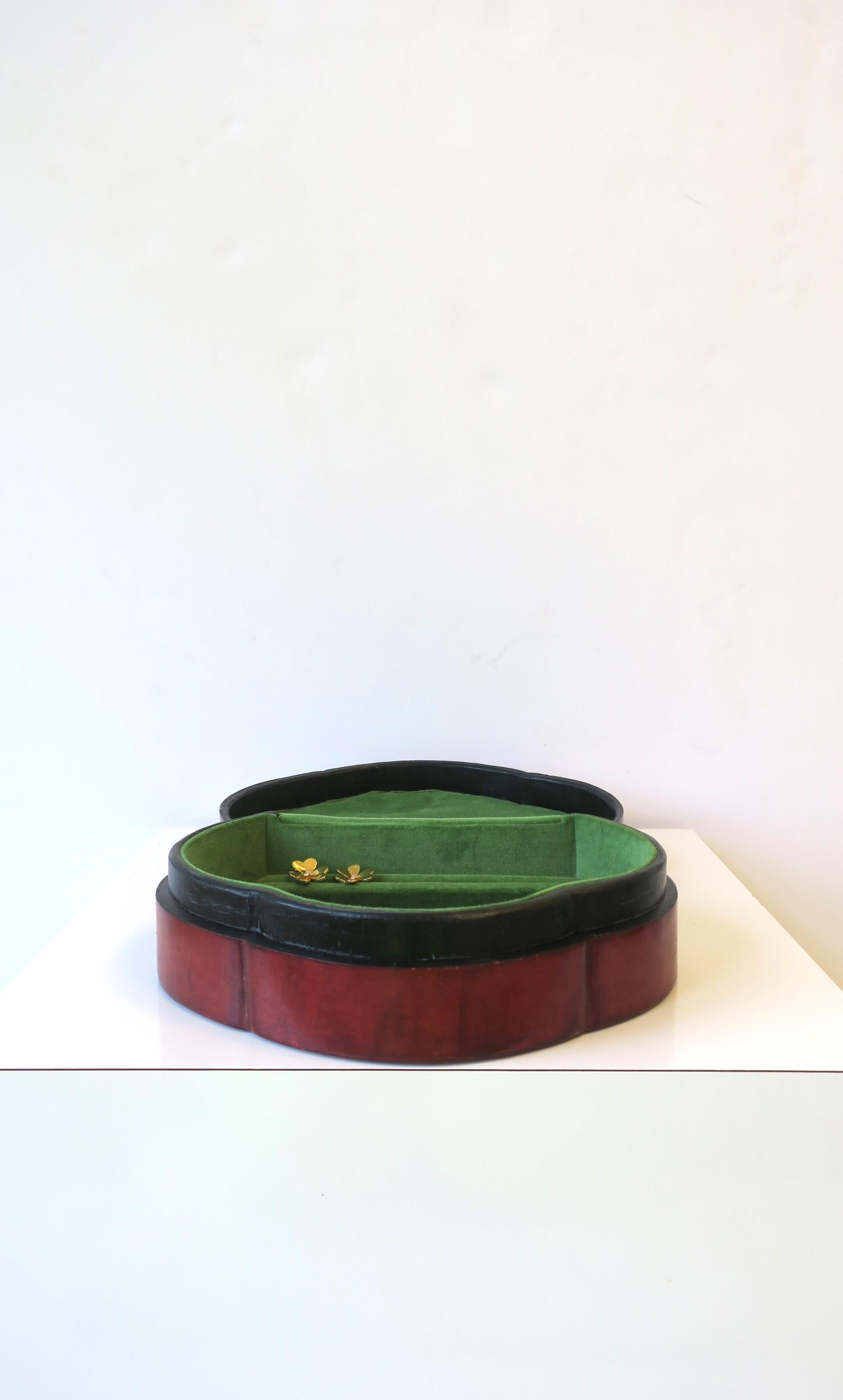 Italian Leather Jewelry Box with Scalloped Design In Good Condition For Sale In New York, NY