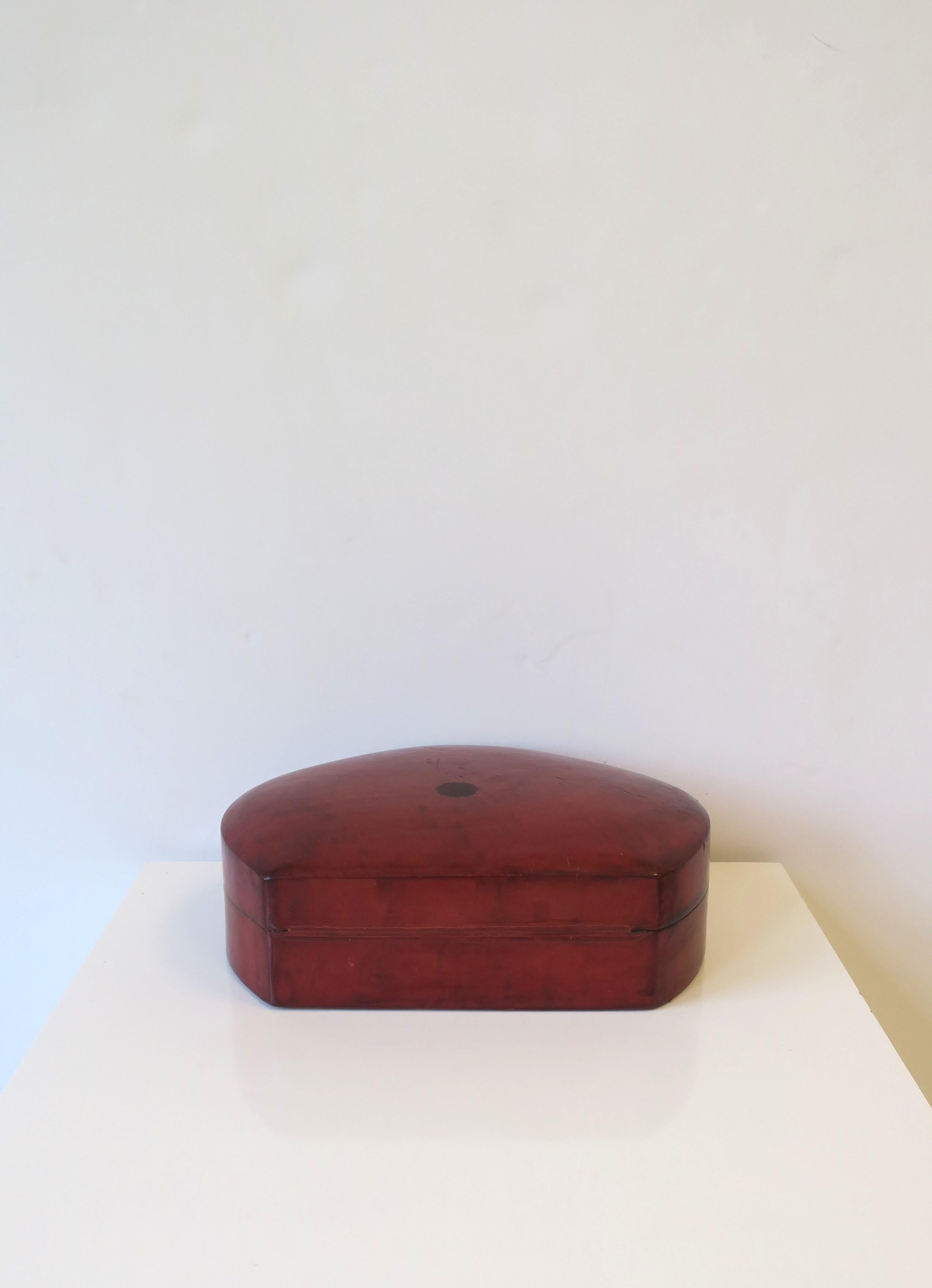 Italian Leather Jewelry Box with Scalloped Design For Sale 6