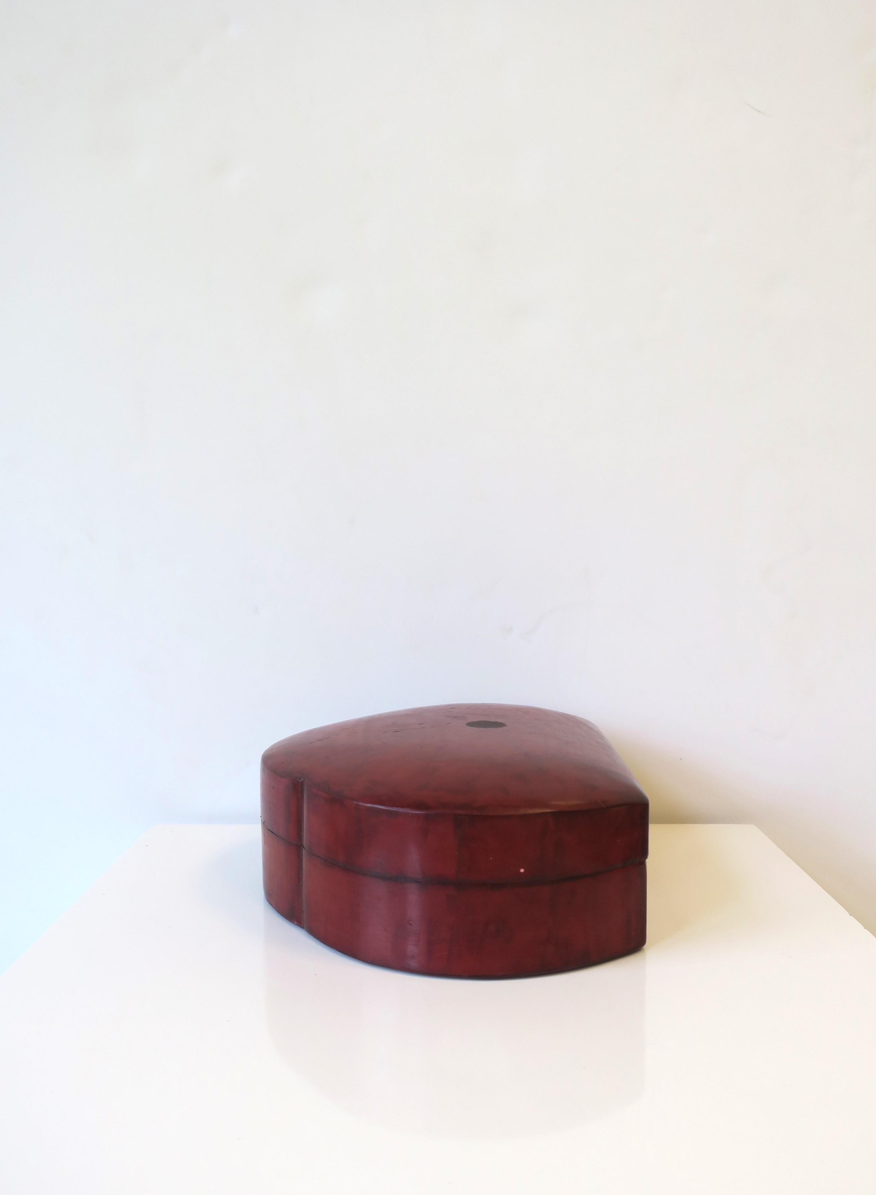 Italian Leather Jewelry Box with Scalloped Design For Sale 1