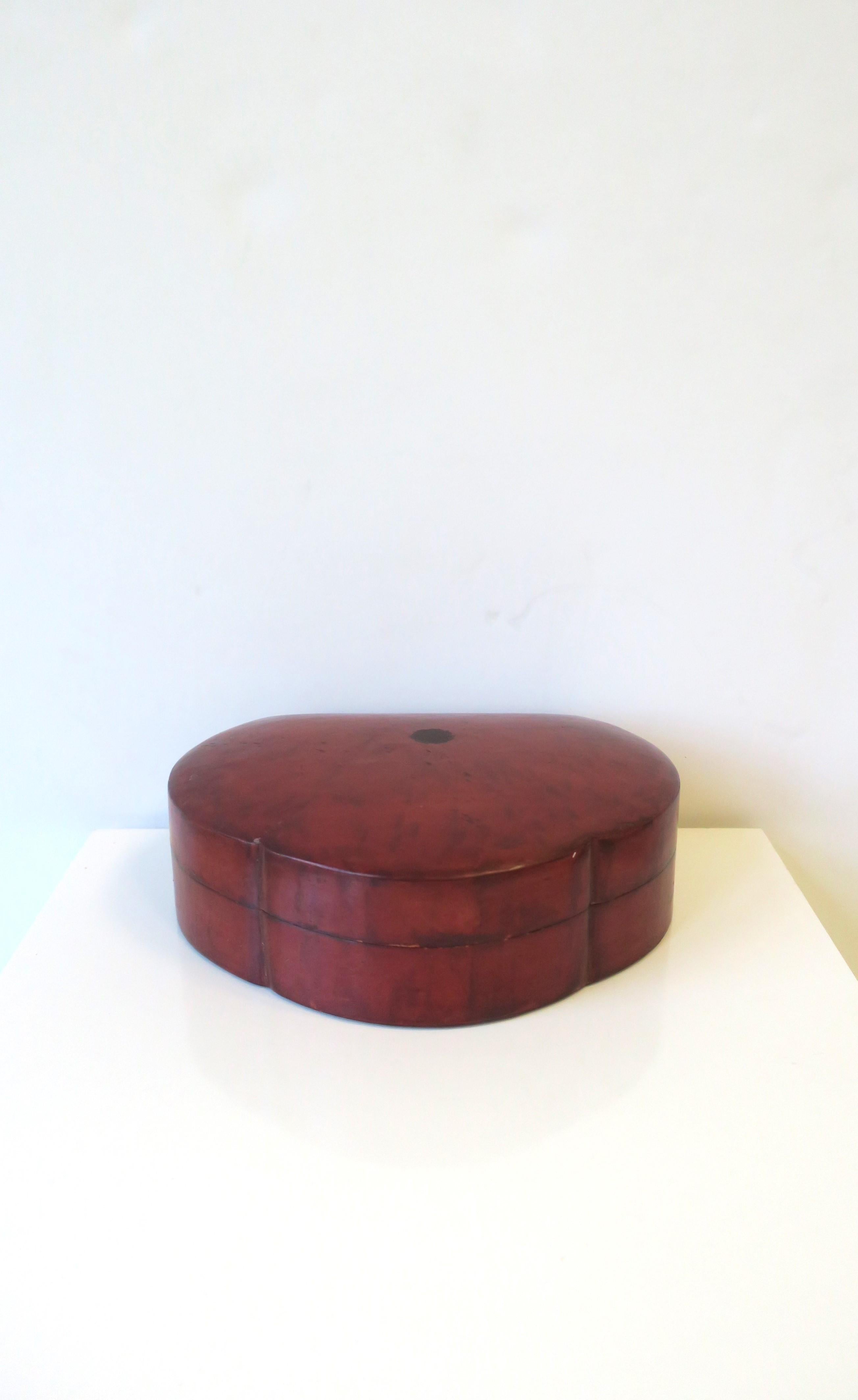 Italian Leather Jewelry Box with Scalloped Design For Sale 2