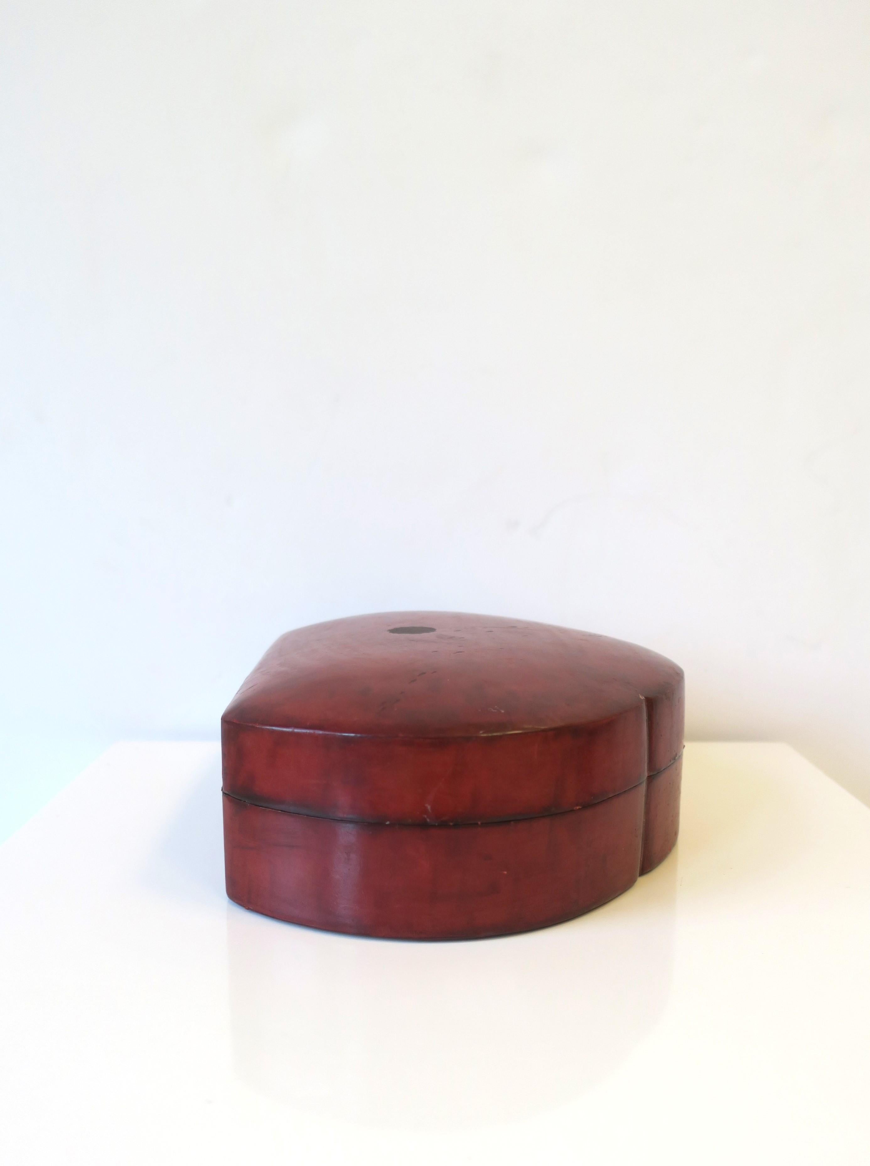 Italian Leather Jewelry Box with Scalloped Design For Sale 3