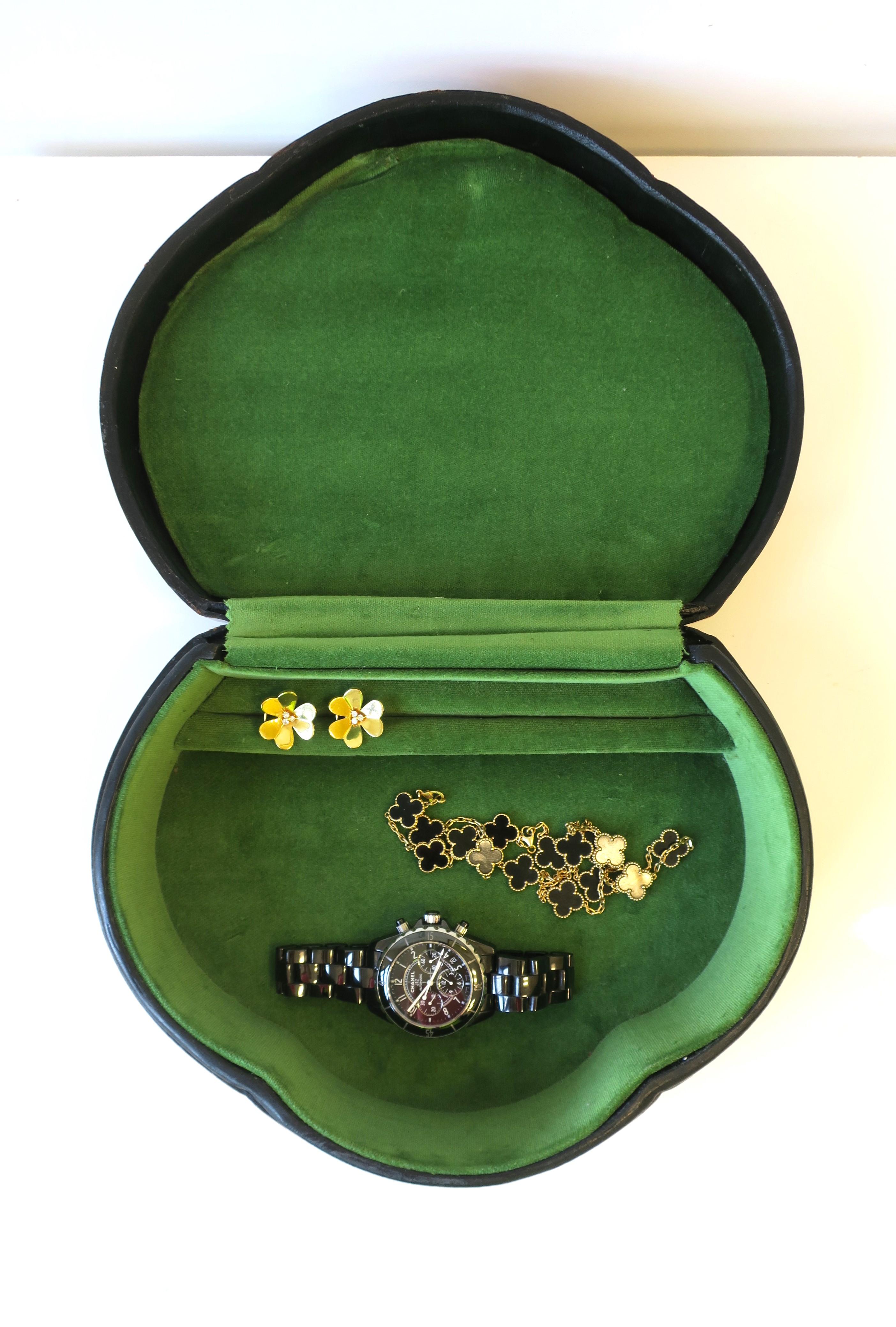 Cuir Boîte à bijoux italienne en cuir avec motif festonné en vente