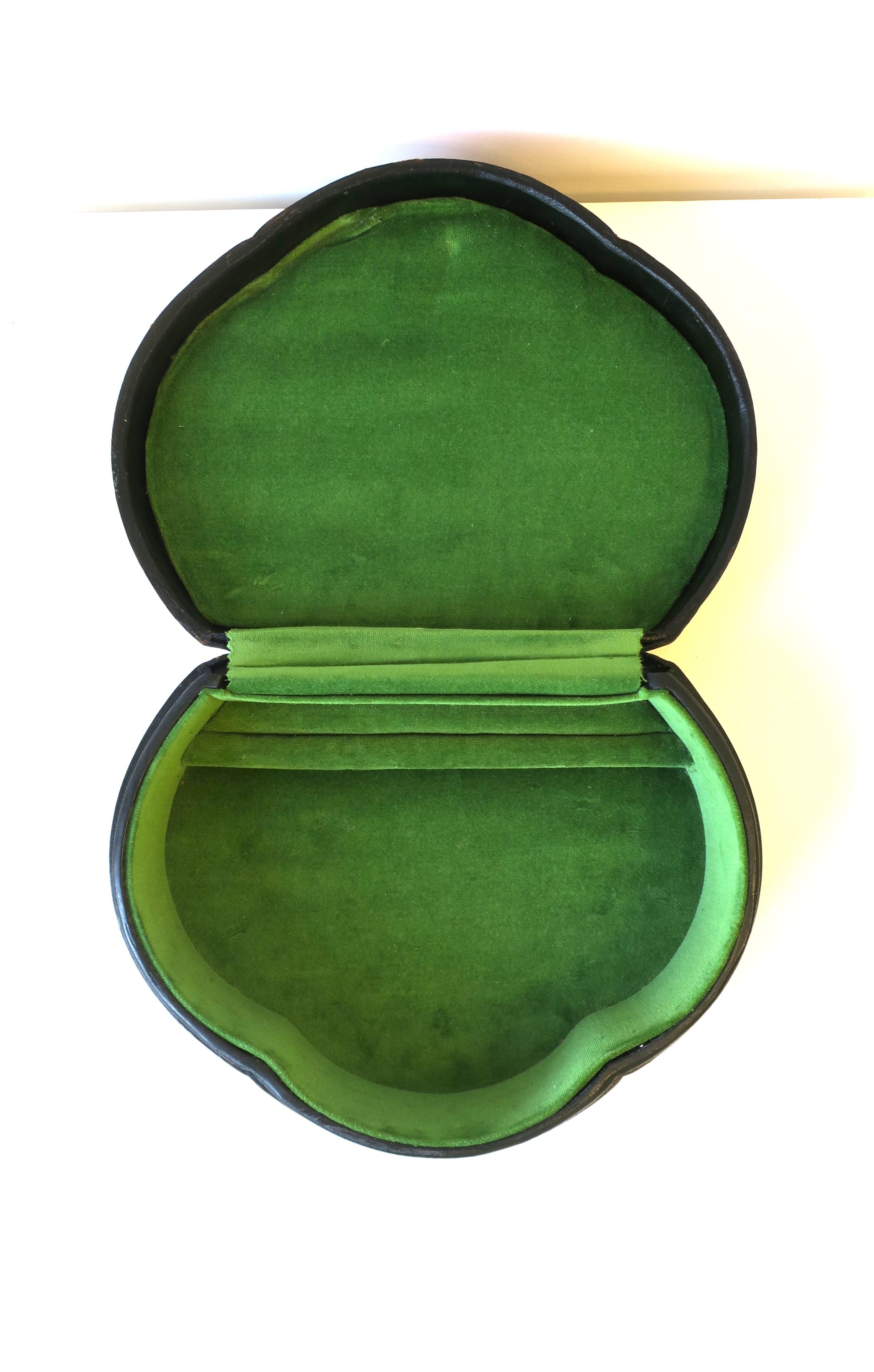 20ième siècle Boîte à bijoux italienne en cuir avec motif festonné en vente