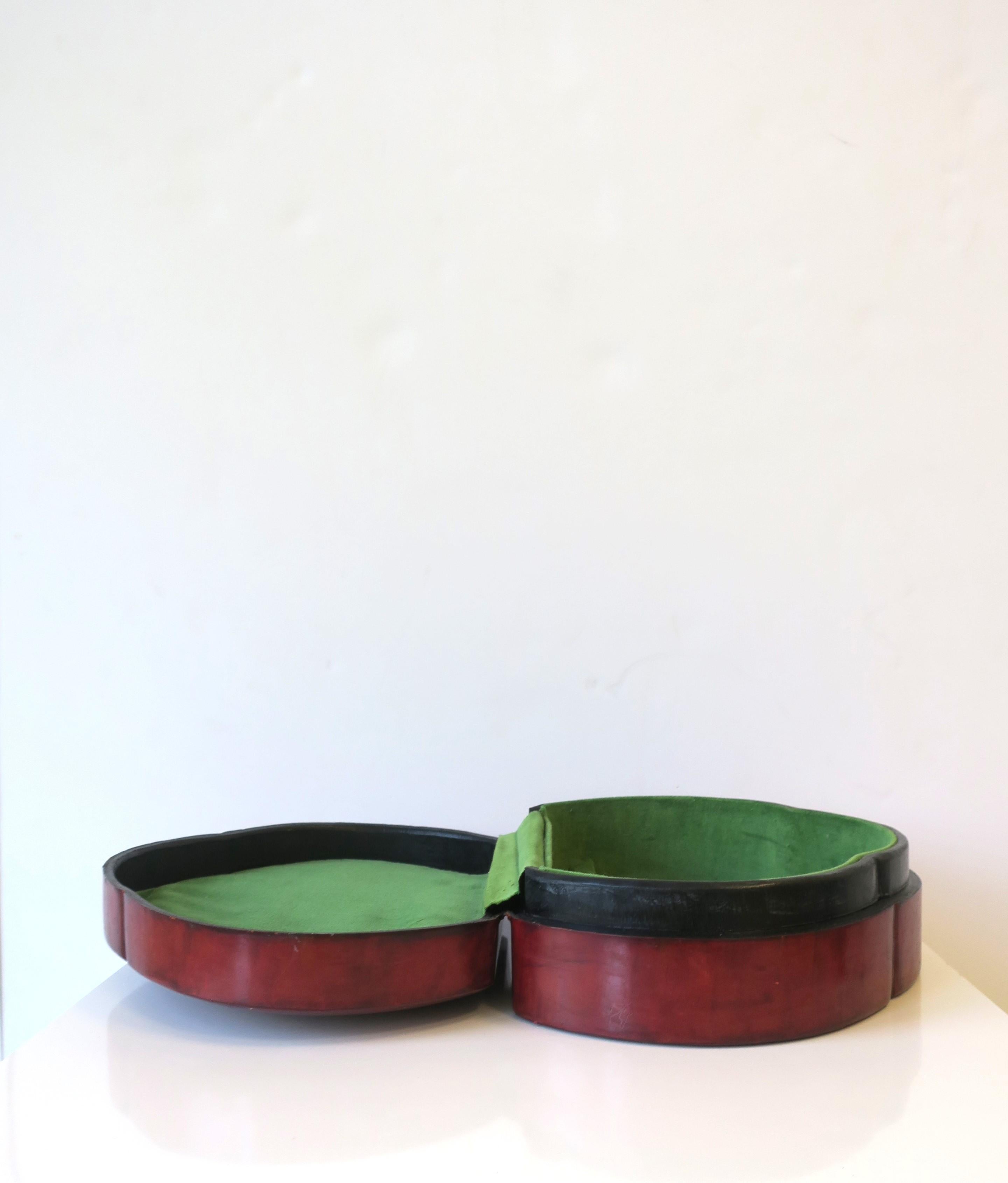20th Century Italian Leather Jewelry Box Scalloped Edge For Sale