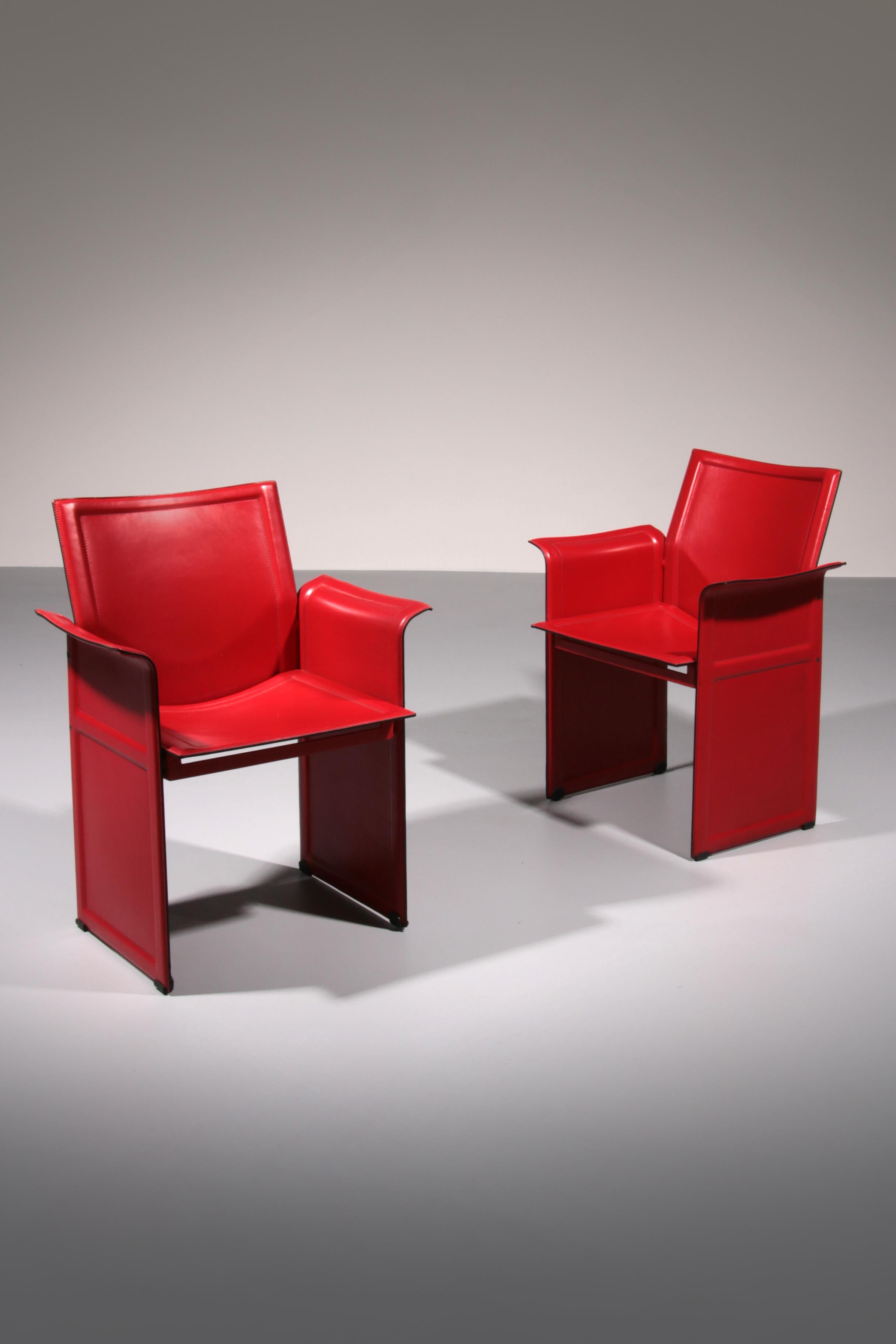 In the 1970s, Tito Agnoli designed a standout furniture set for Matteo Grassi: the Korium series. This redcolored set, showcases a curved design with rounded backrests that is both timeless and comfortable. Crafted with a sturdy metal frame and