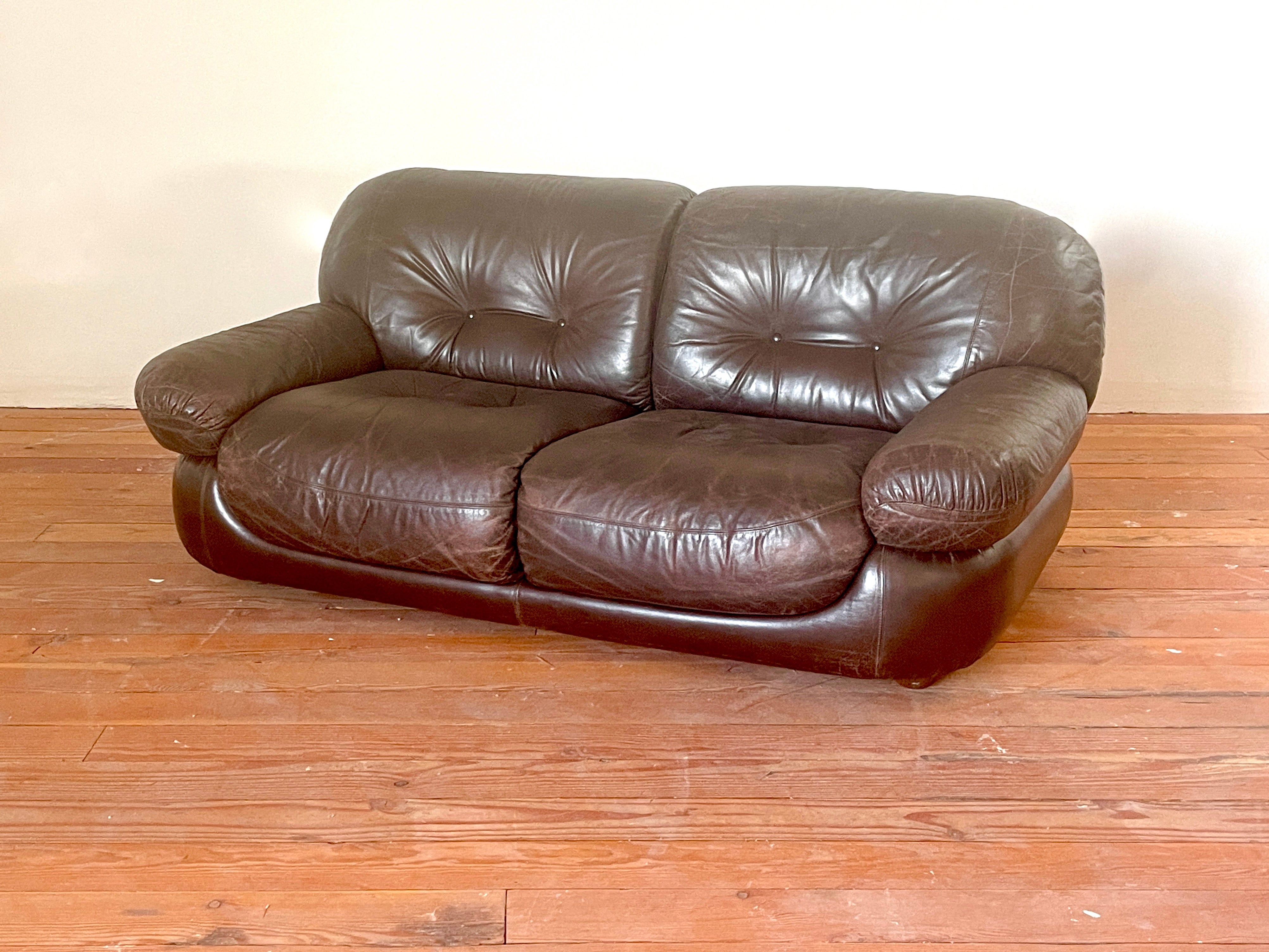 Handsome Italian leather settee / loveseat in brown leather with wonderful patina
Italy, circa 1970s.
  
