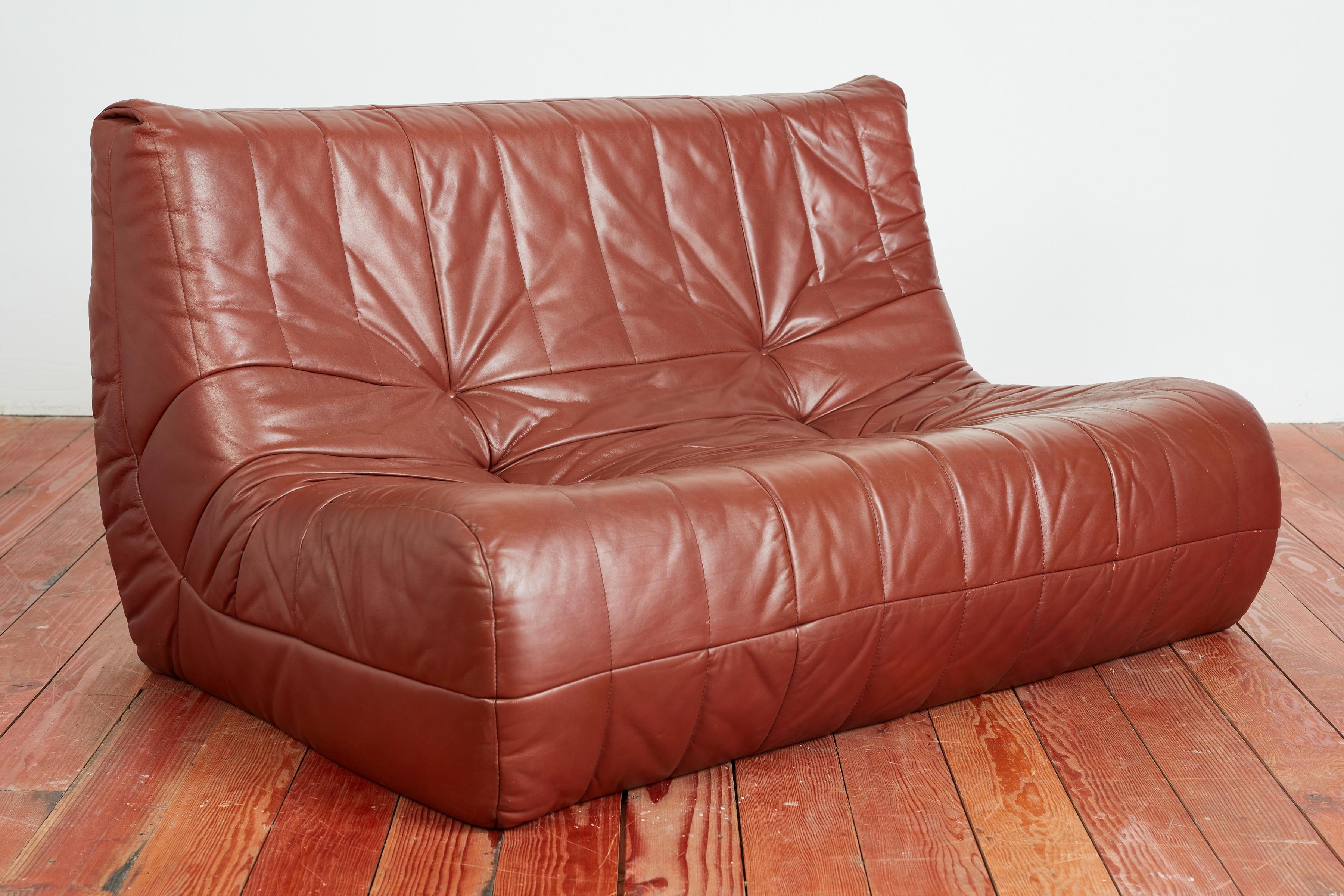 Italian Leather Settee In Good Condition In Beverly Hills, CA