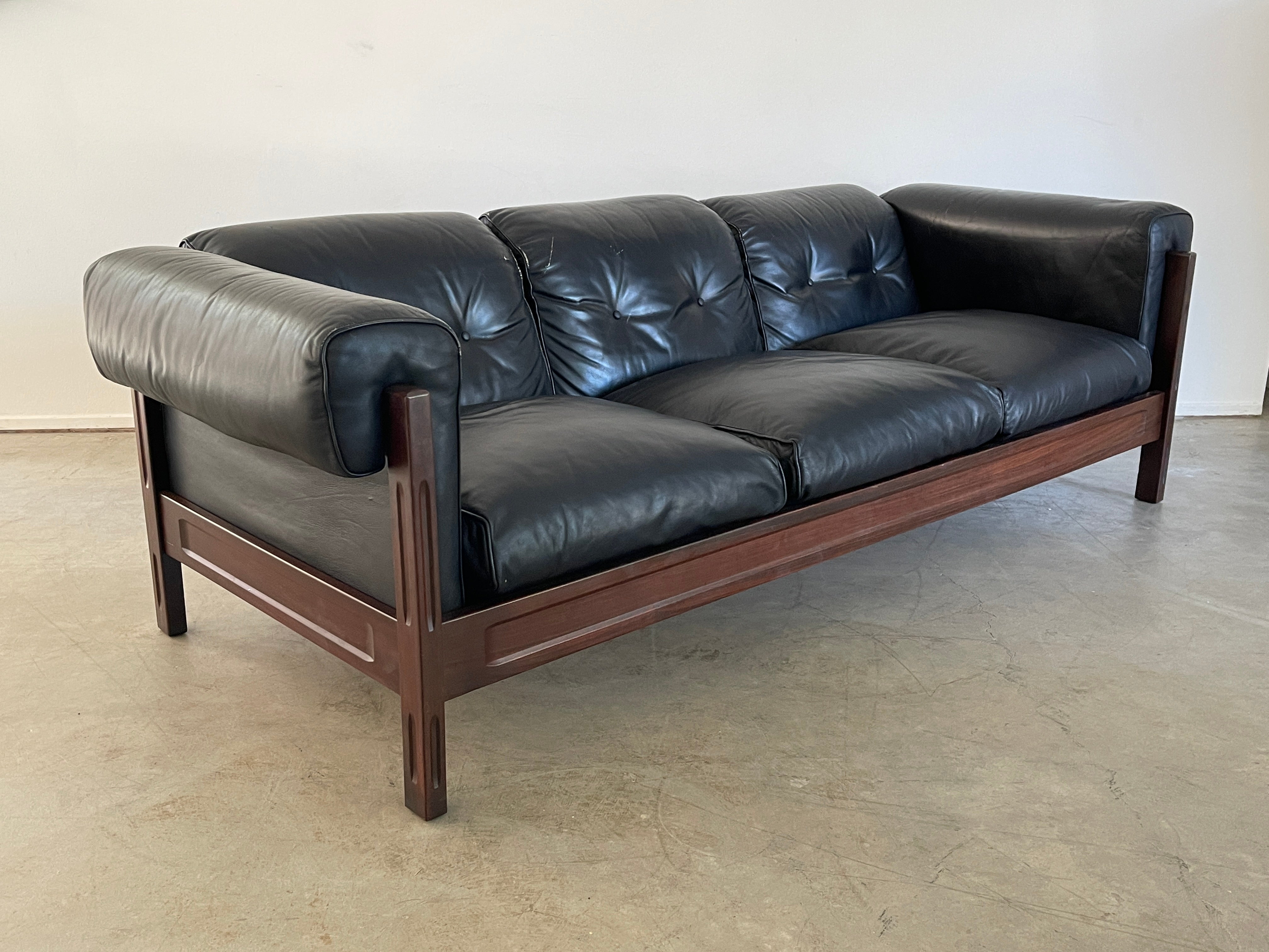 Italian Leather sofa with original black leather cushions and rosewood linear frame.
Great design.