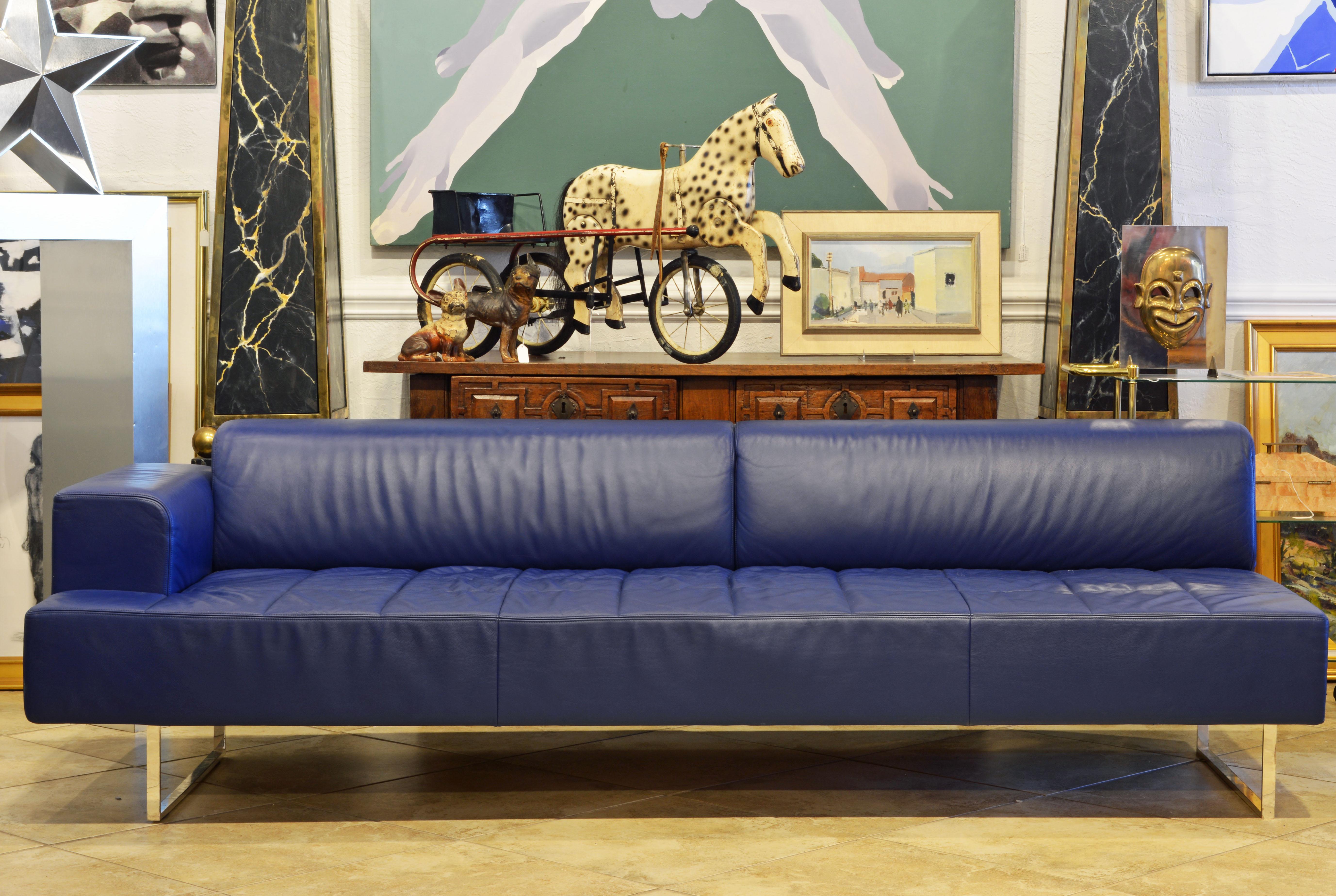 A rational and elegant design. Upholstery is in blue Pelle Frau® leather. The sofa rests on a metal, silver-finished support that is polyester protected. Designed by Studio Cerri & Associati for Poltrona Frau as part of the Quadra series. Poltrona
