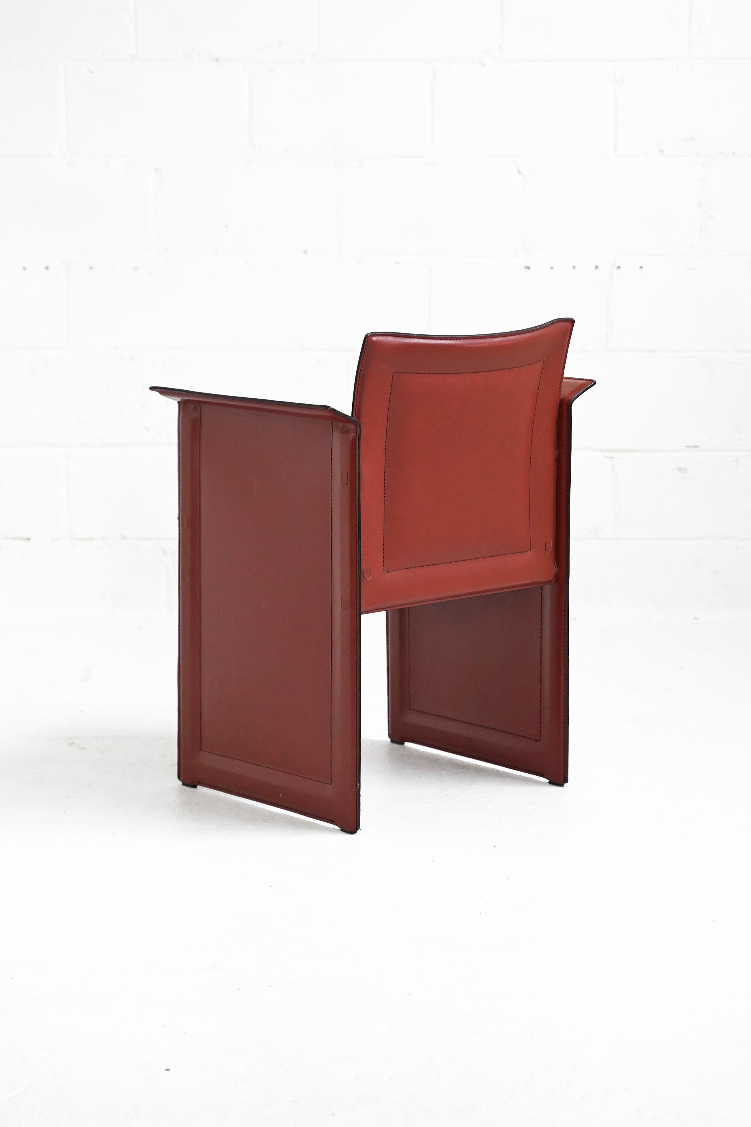 Superbe paire de fauteuils à dossier bas pour Arrben en cuir vin italien. En excellent état général vintage avec quelques petites usures cosmétiques:: des coutures lâches et un cuir marqué et patiné:: comme le montrent les photos. De superbes pièces