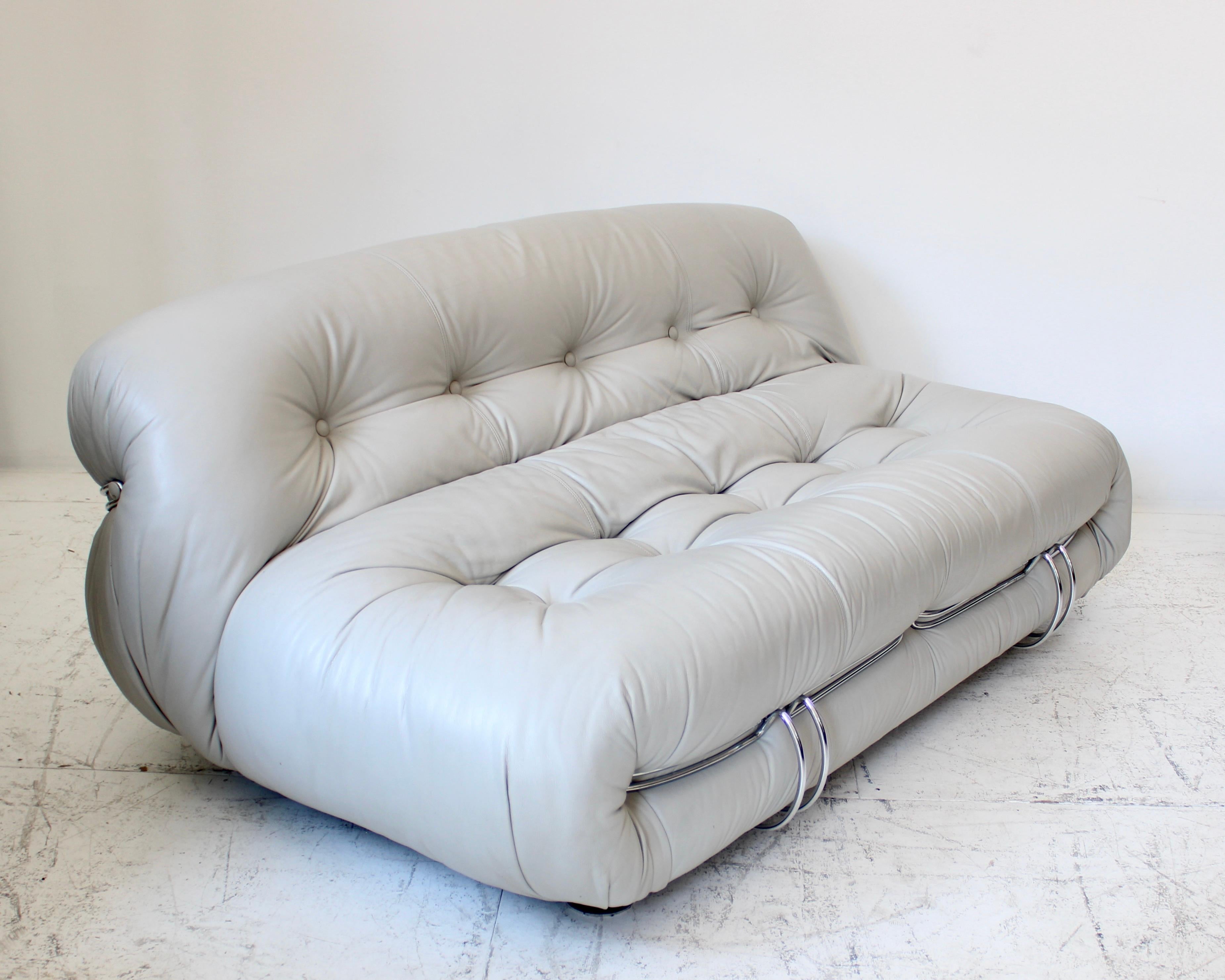 Le Soriana a été conçu à la fois en version canapé et en version sofa.
Le Soriana a été conçu pour Cassina par Tobia Scarpa et a remporté un prix 